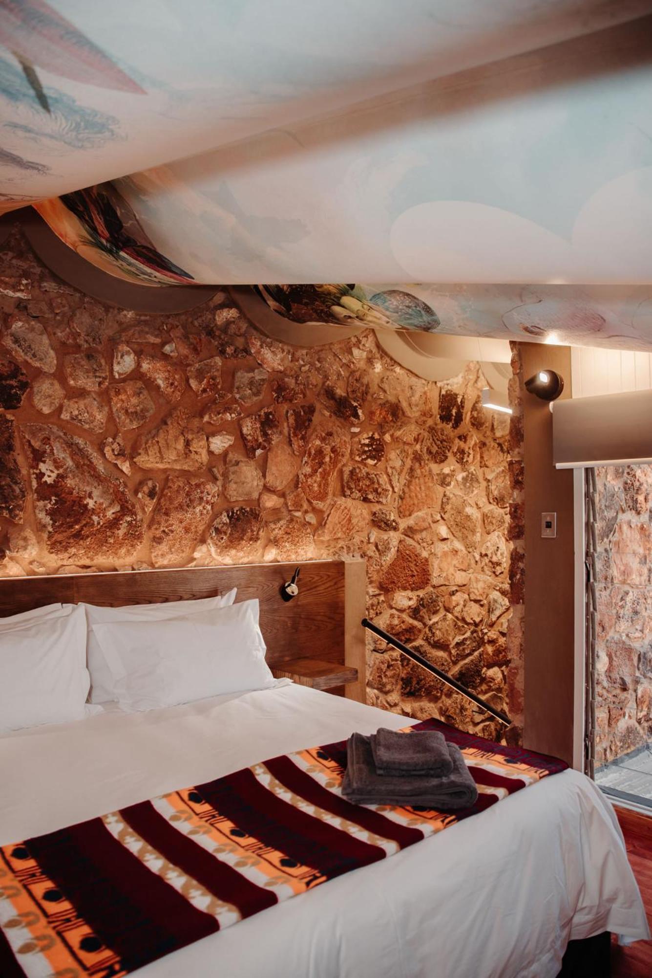 Honeymoon Suite - Photo 21