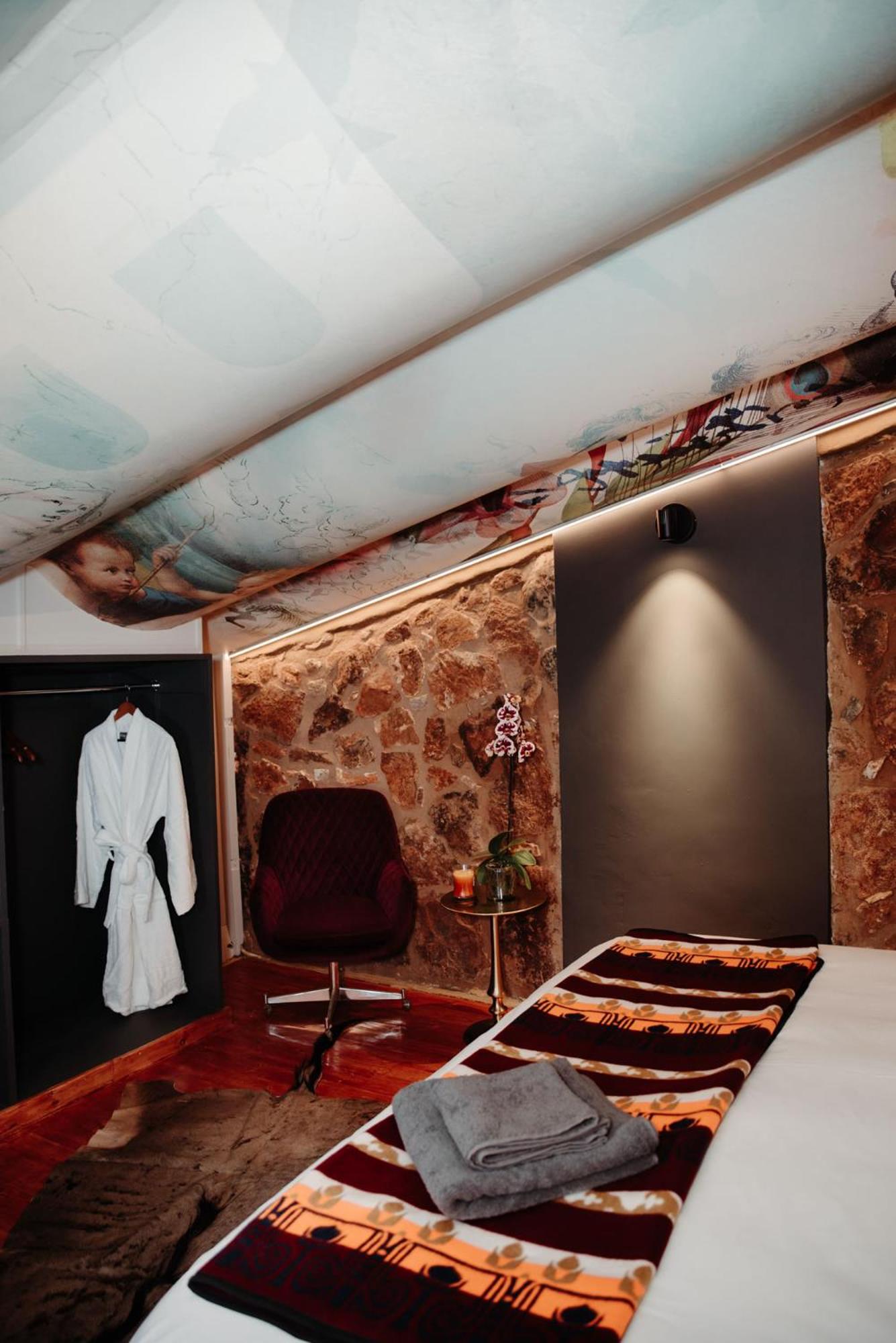 Honeymoon Suite - Photo 20