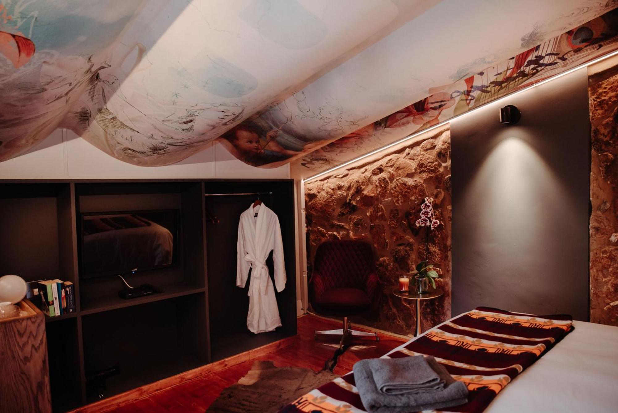 Honeymoon Suite - Photo 19