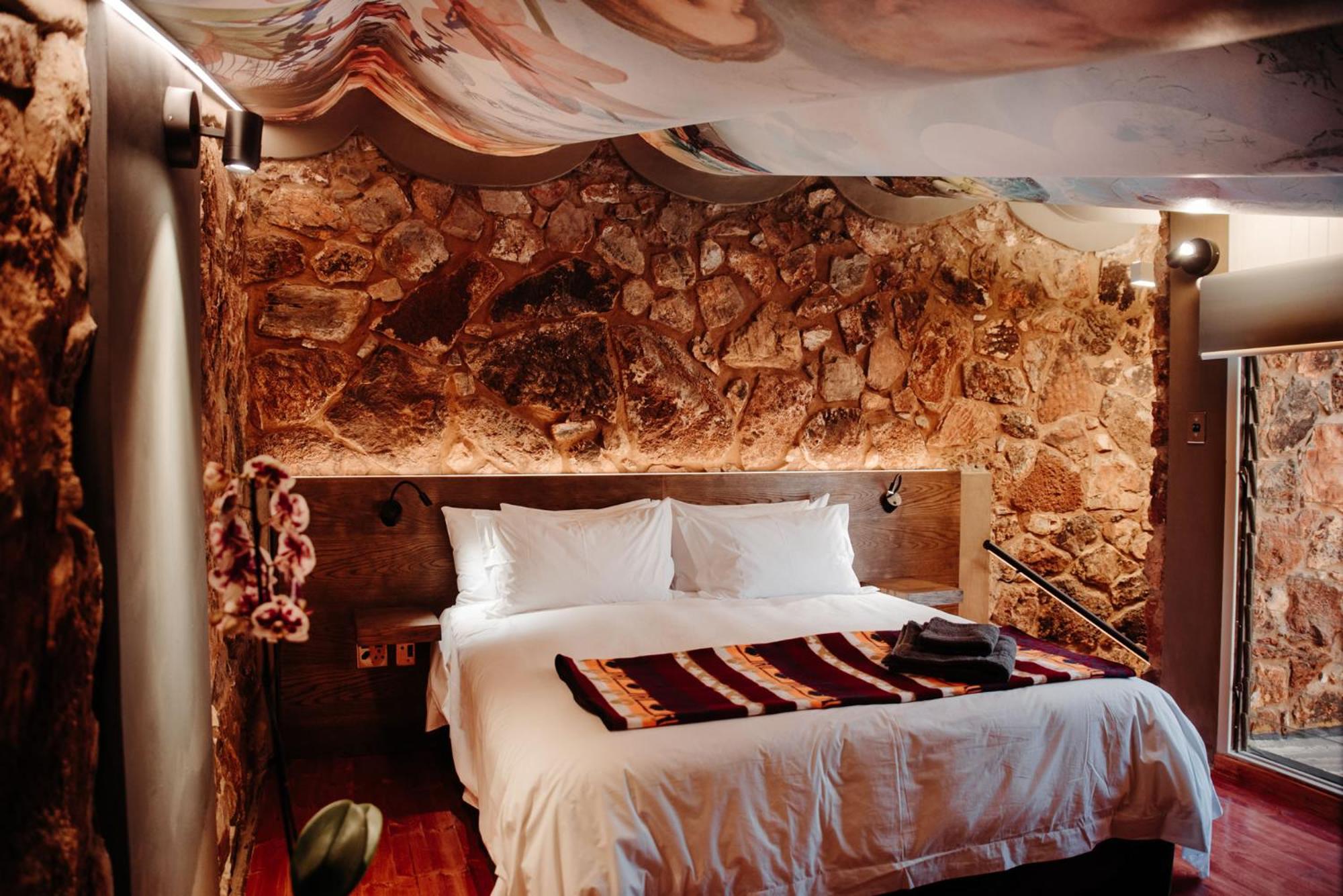 Honeymoon Suite - Photo 18