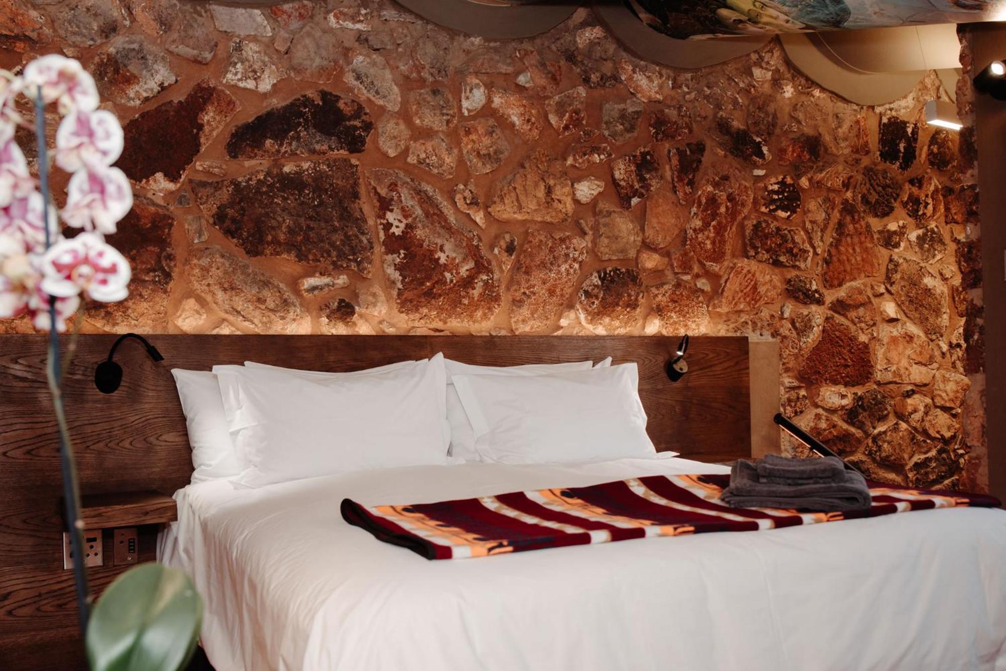 Honeymoon Suite - Photo 8