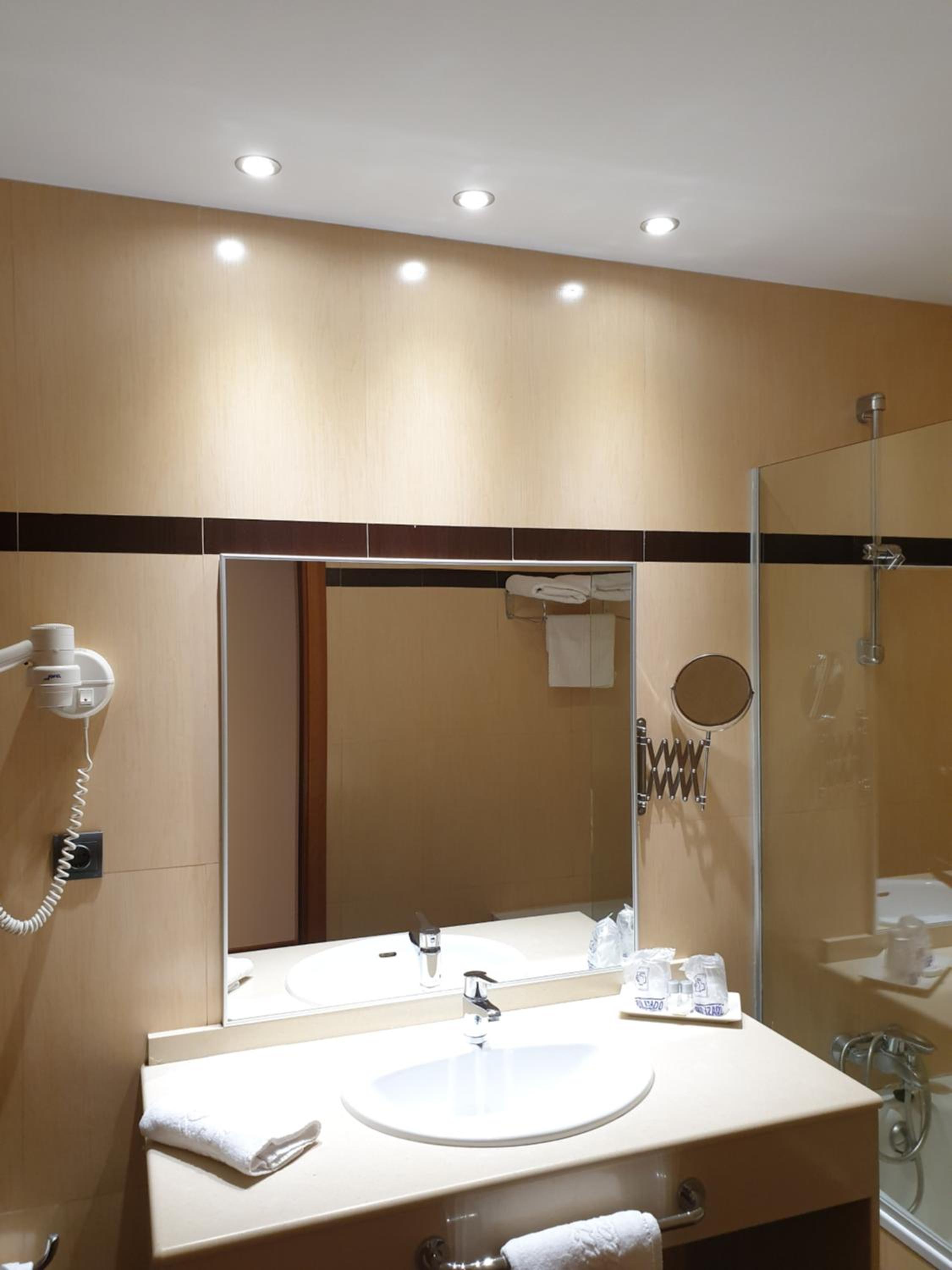 Double or Twin Room - Photo 7