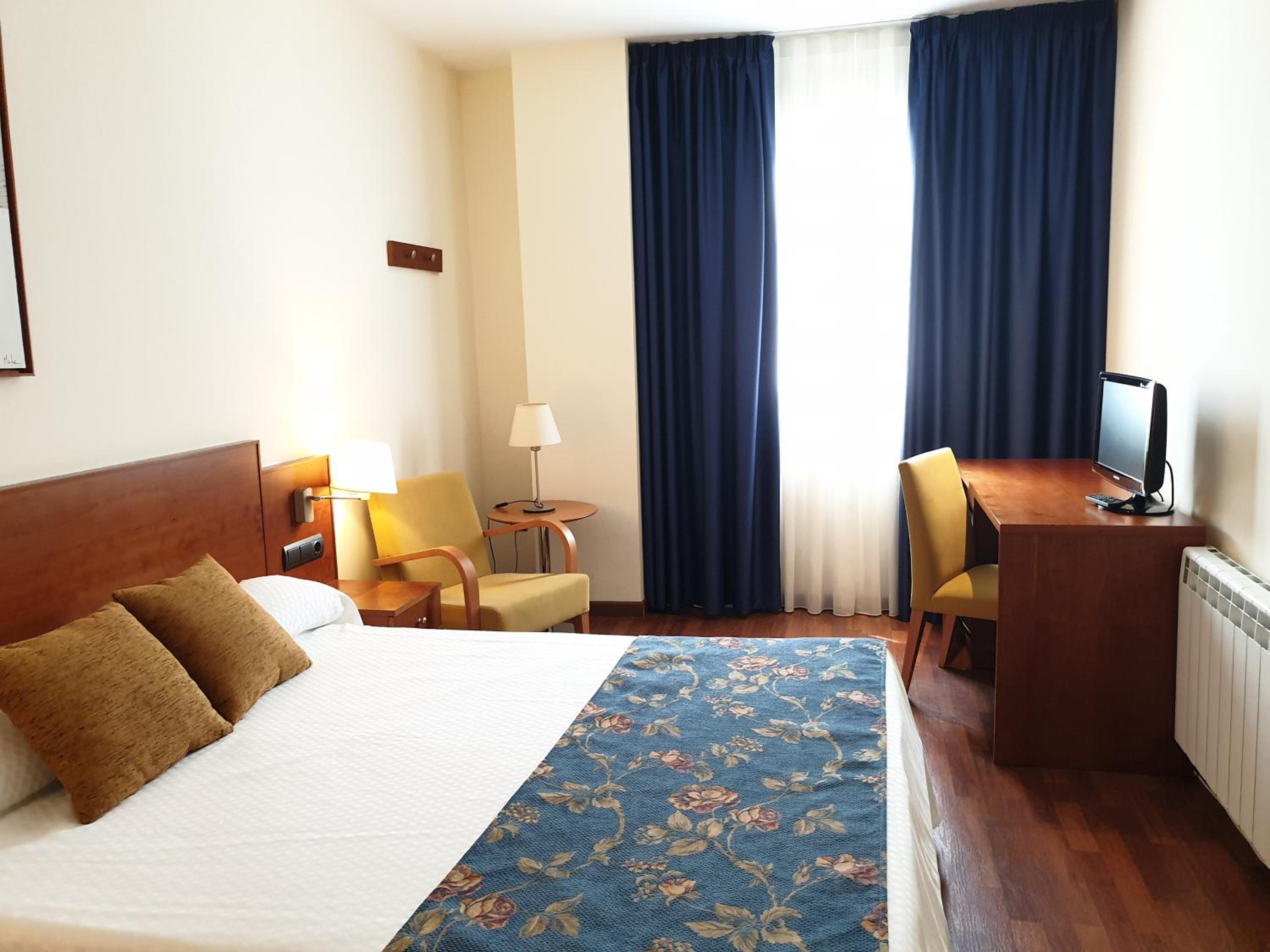 Double or Twin Room - Photo 3