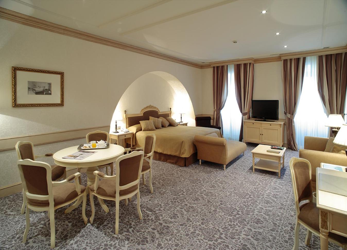 Suite with Spa Access (3 Adults)  photo 3