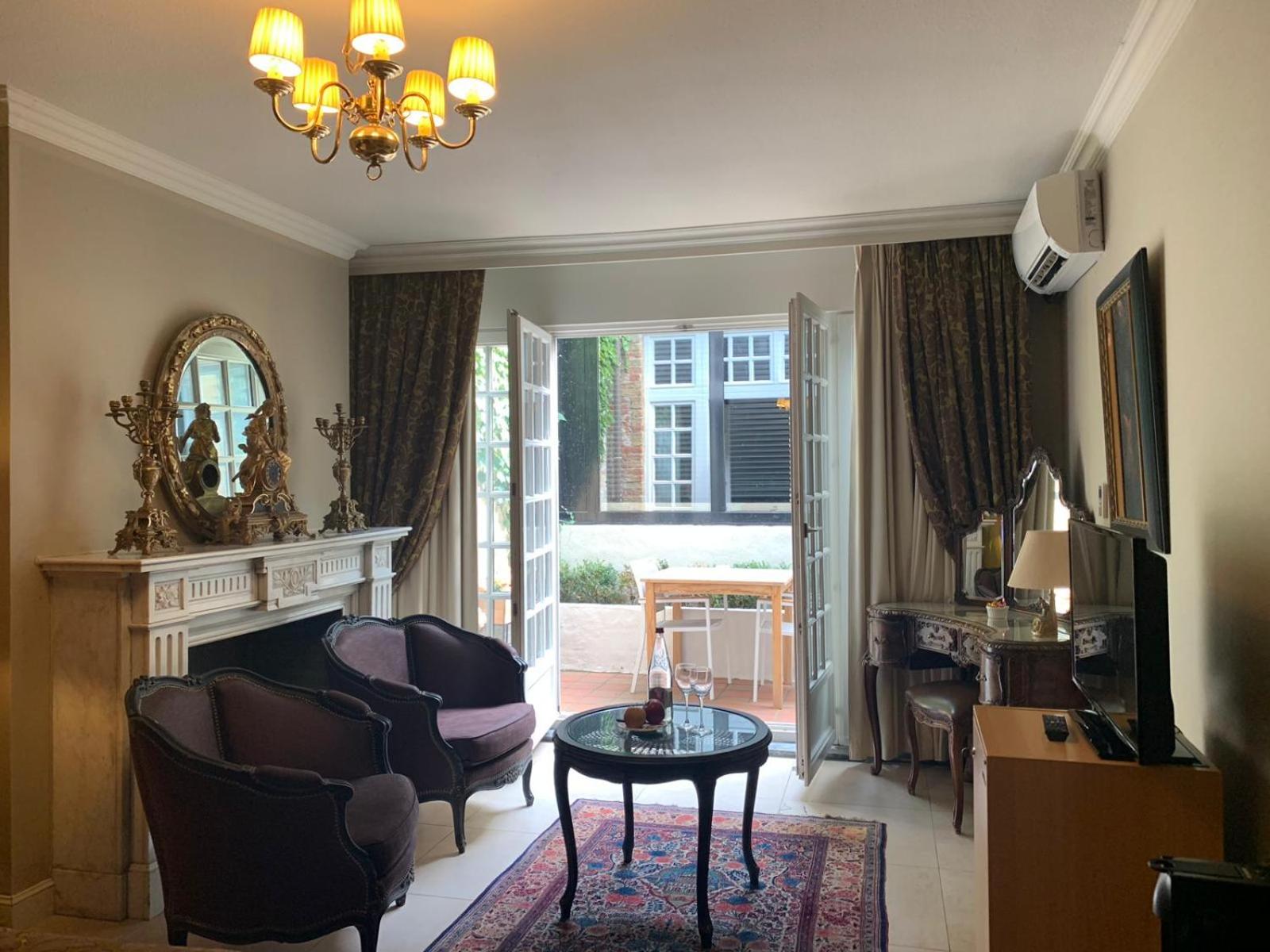 Superior Room with private patio - Photo 3