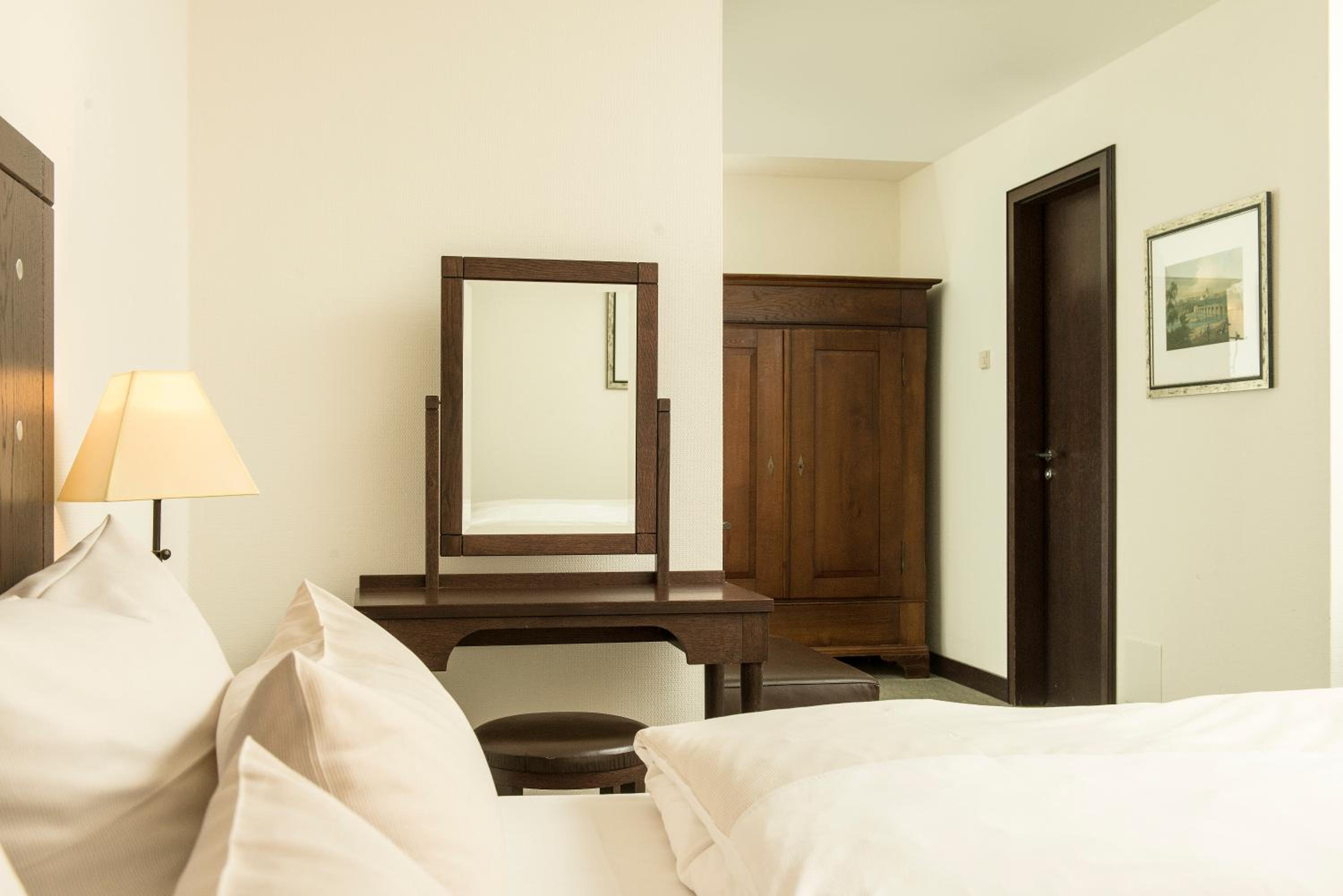 Comfort Queen Room - Photo 2