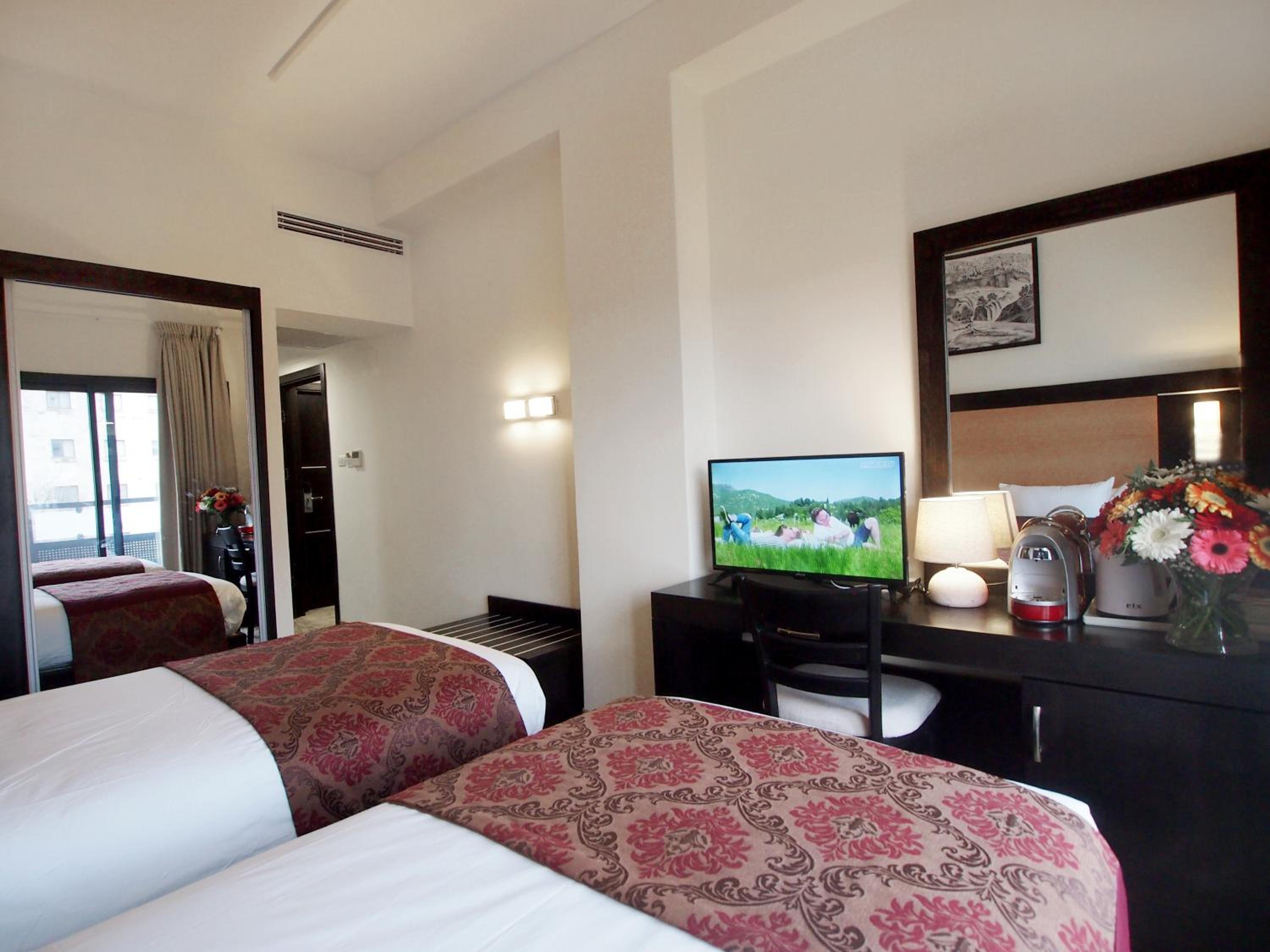 Standard Twin Room - Photo 9