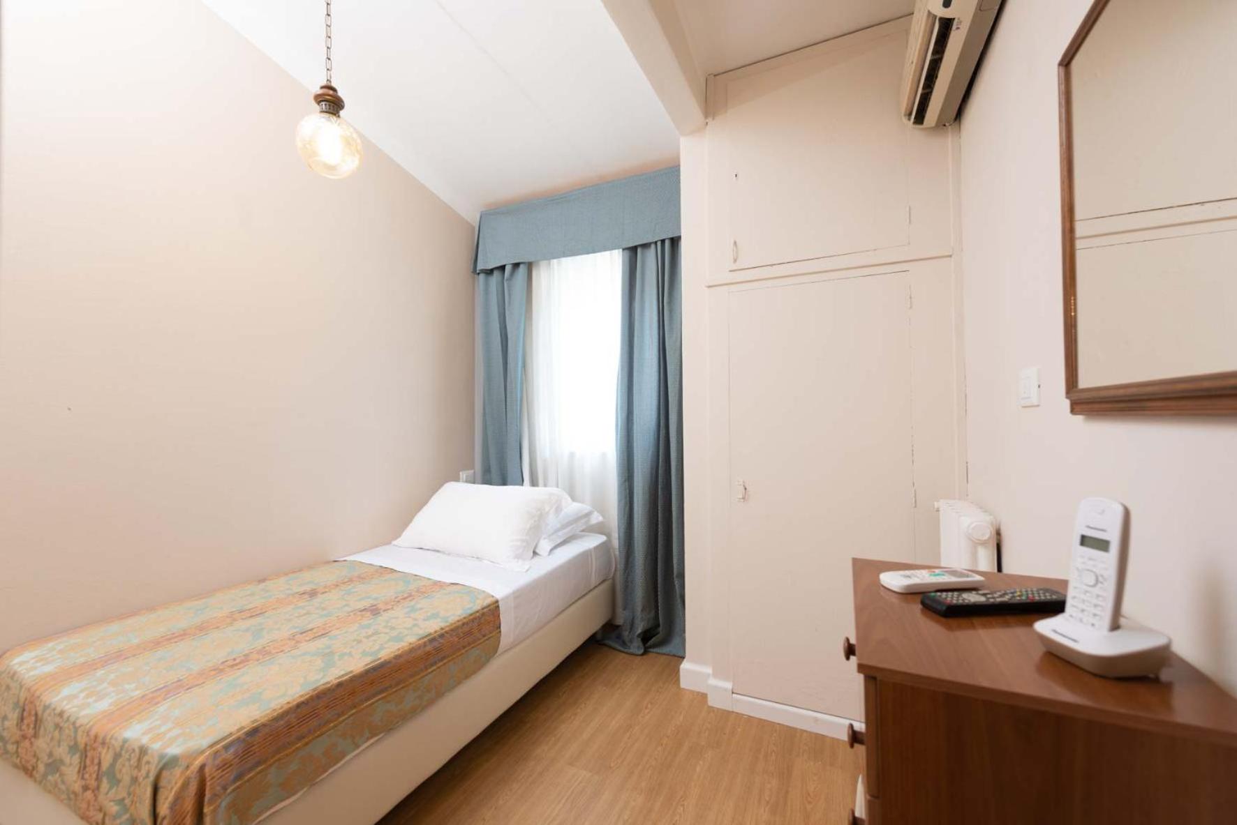 Small Single Room photo 1