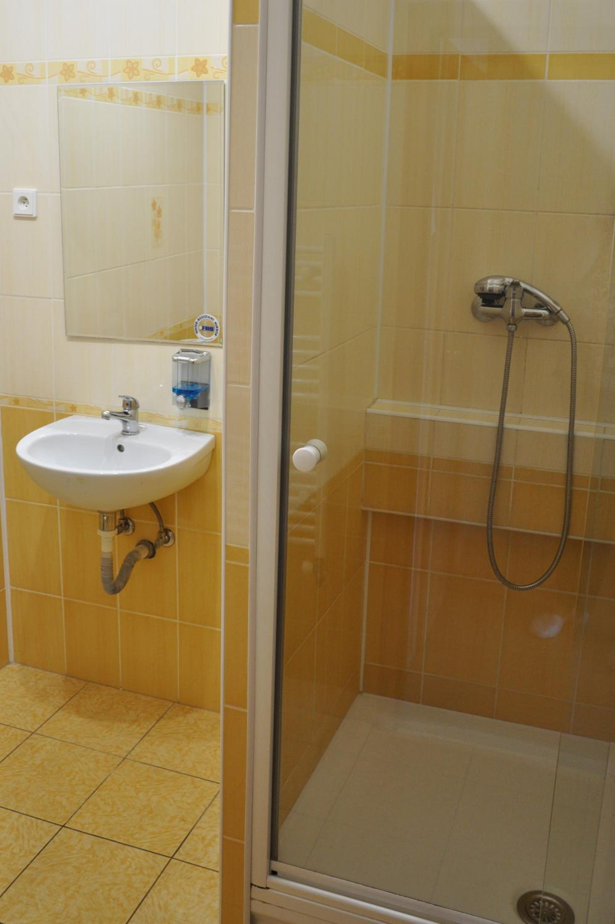 Double or Twin Room with Private Bathroom - Photo 4