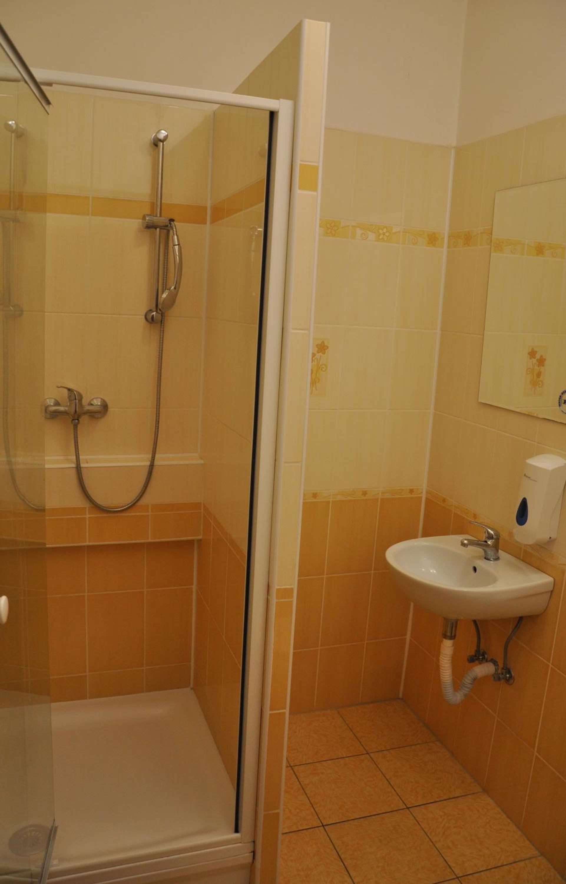 Triple Room with Private Bathroom - Photo 2