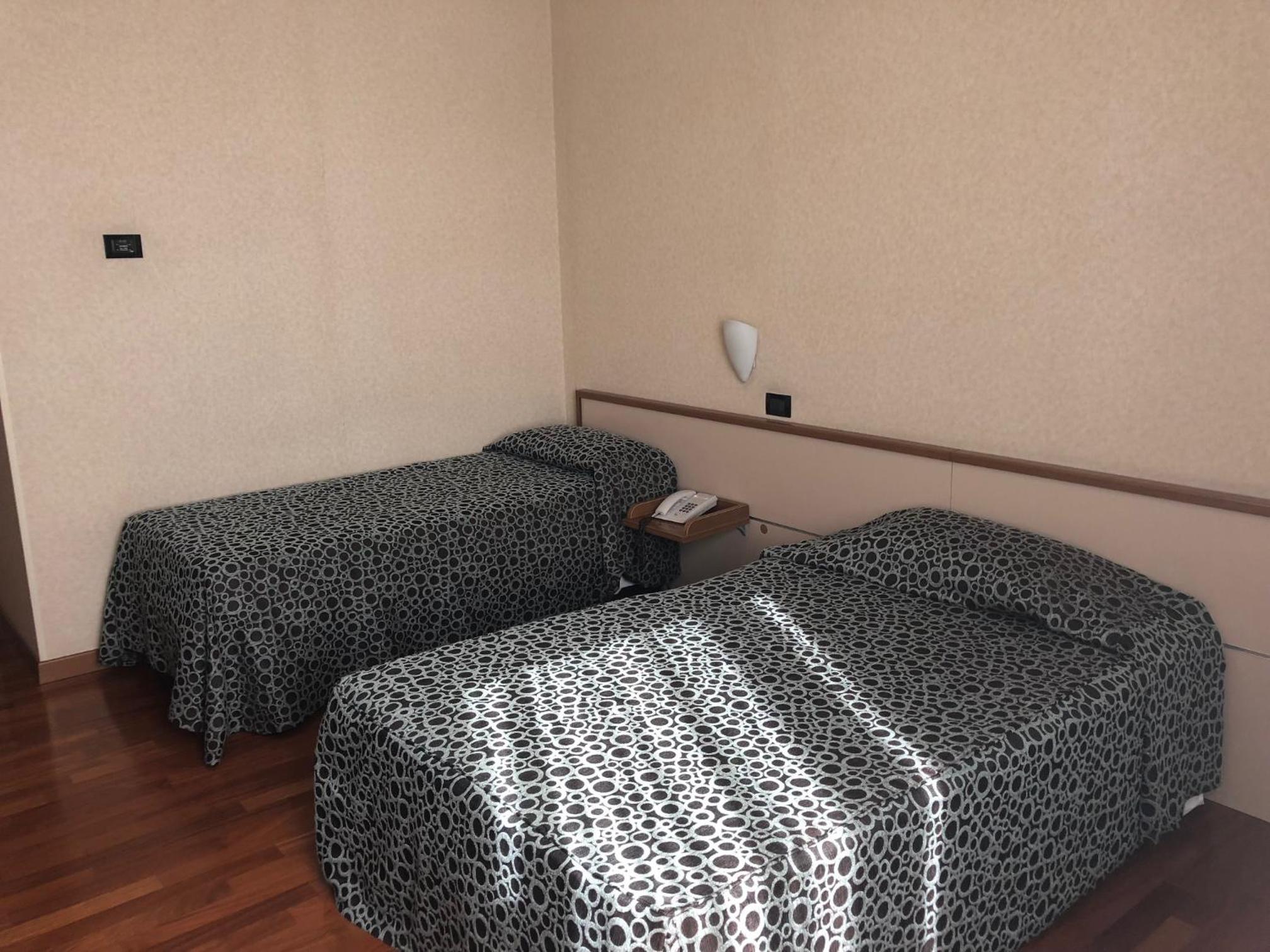 Double or Twin Room - Photo 4