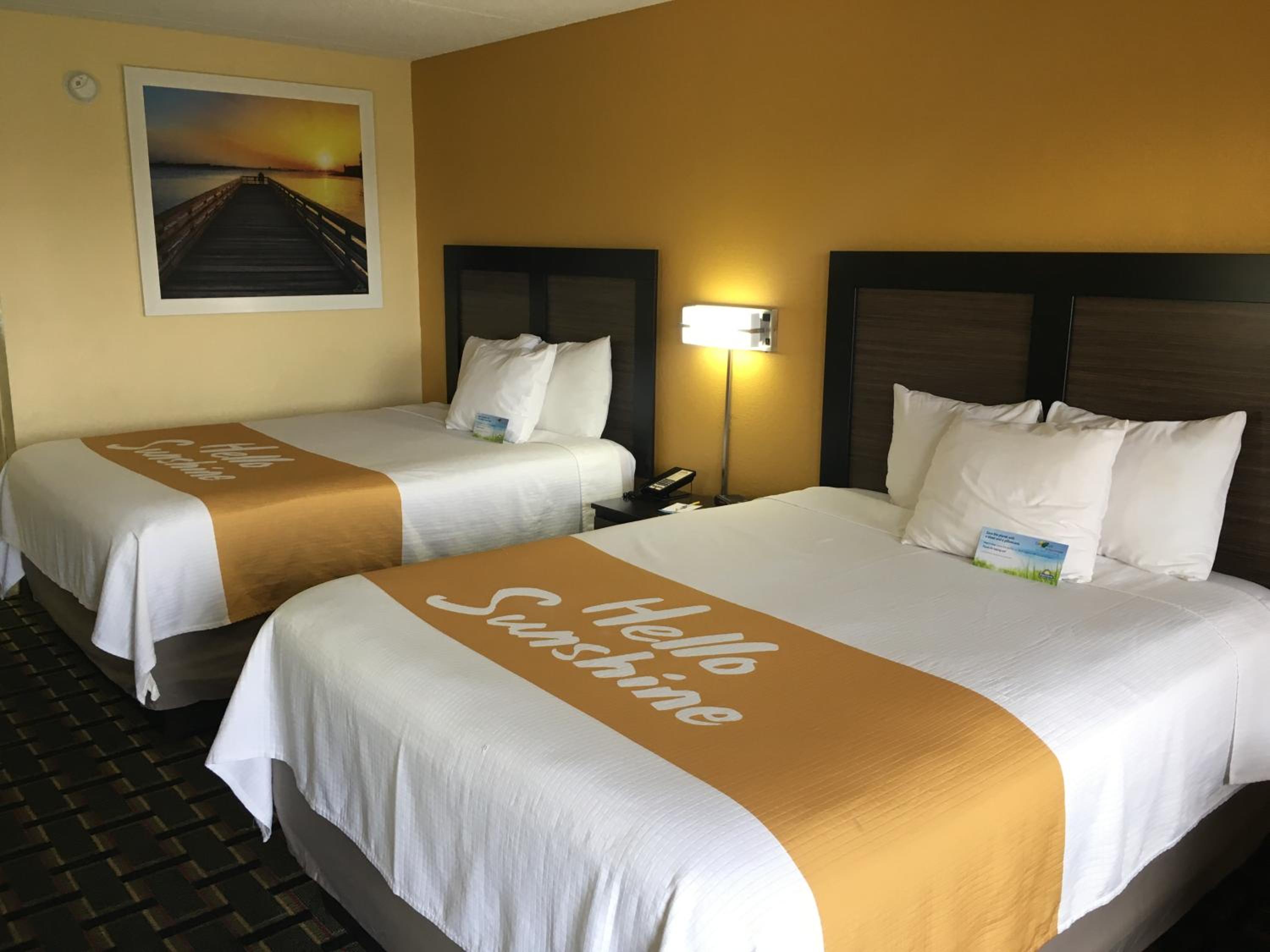 Queen Room with Two Queen Beds - Non-Smoking - Photo 4