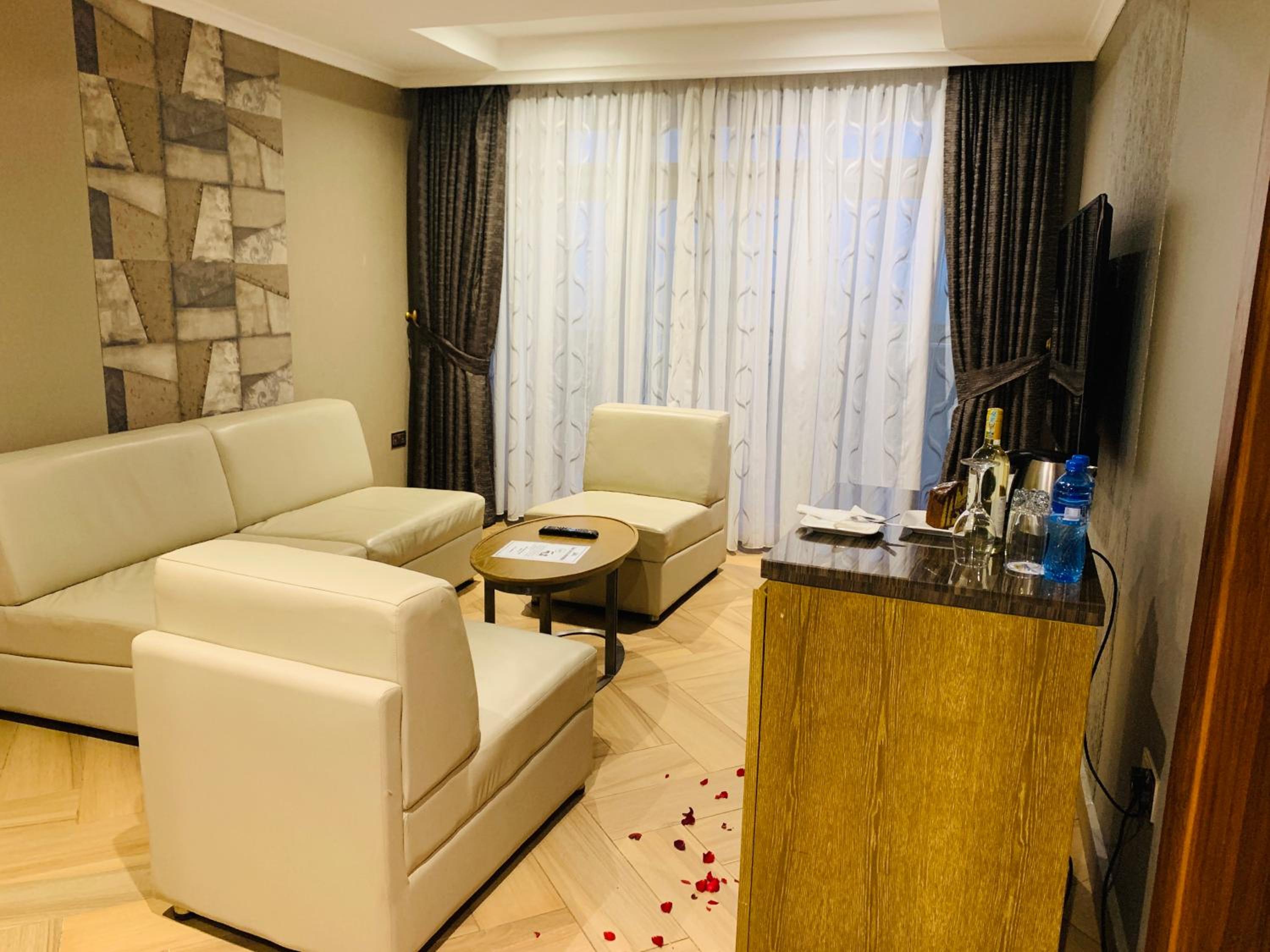 Executive Suite - Photo 1