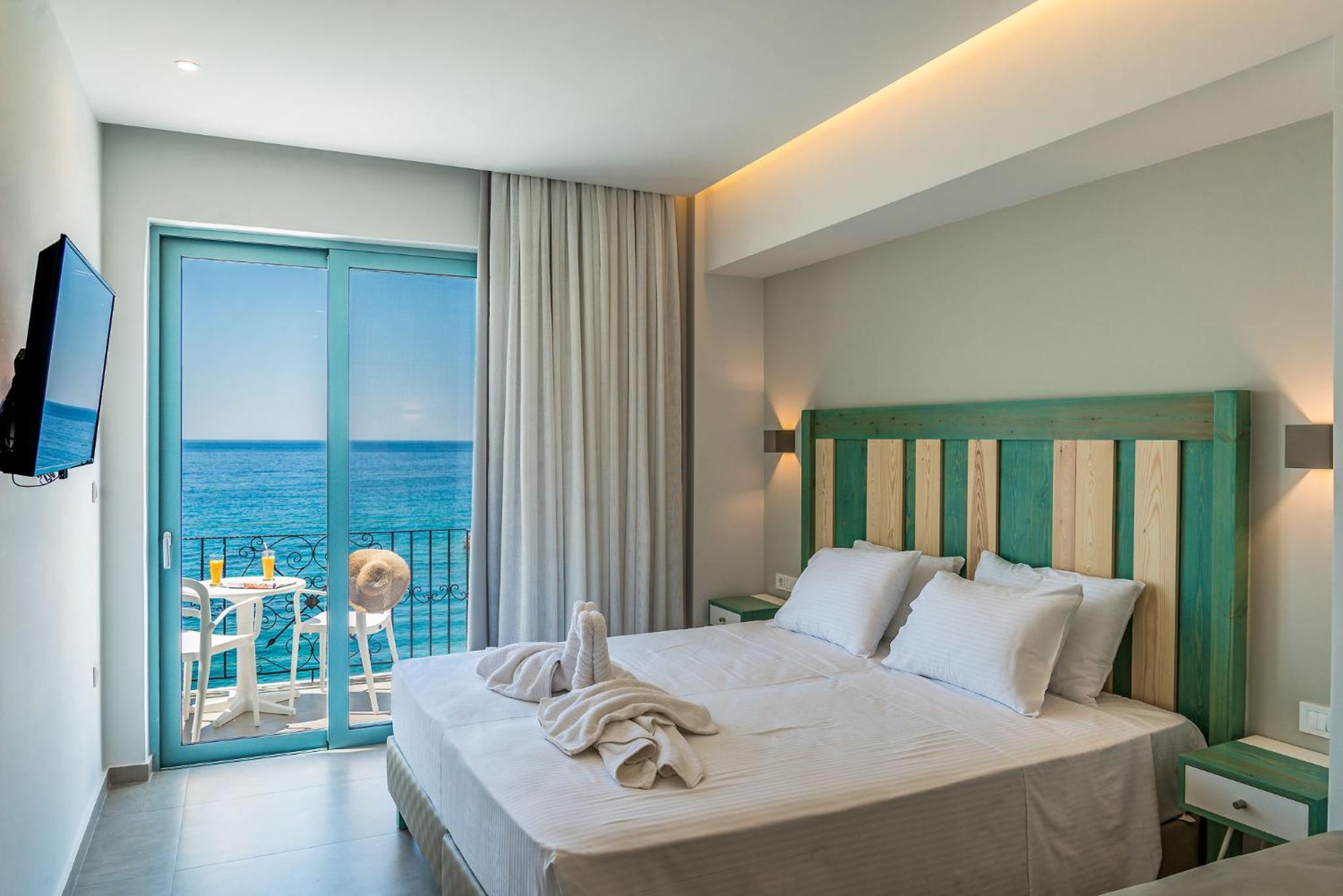 Double or Twin Room with Sea View - Photo 13