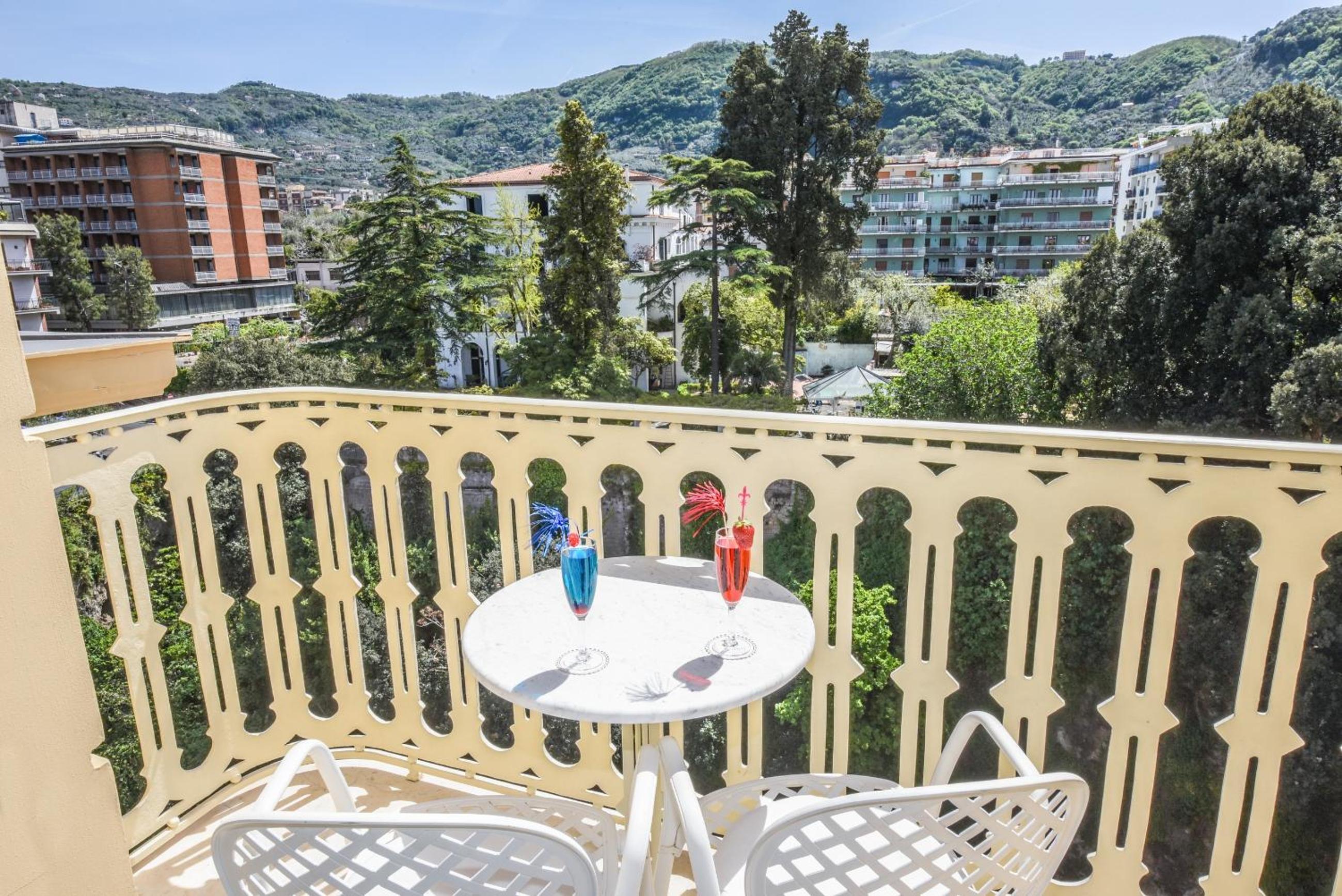 Deluxe Double or Twin Room with Balcony thumbnail 6