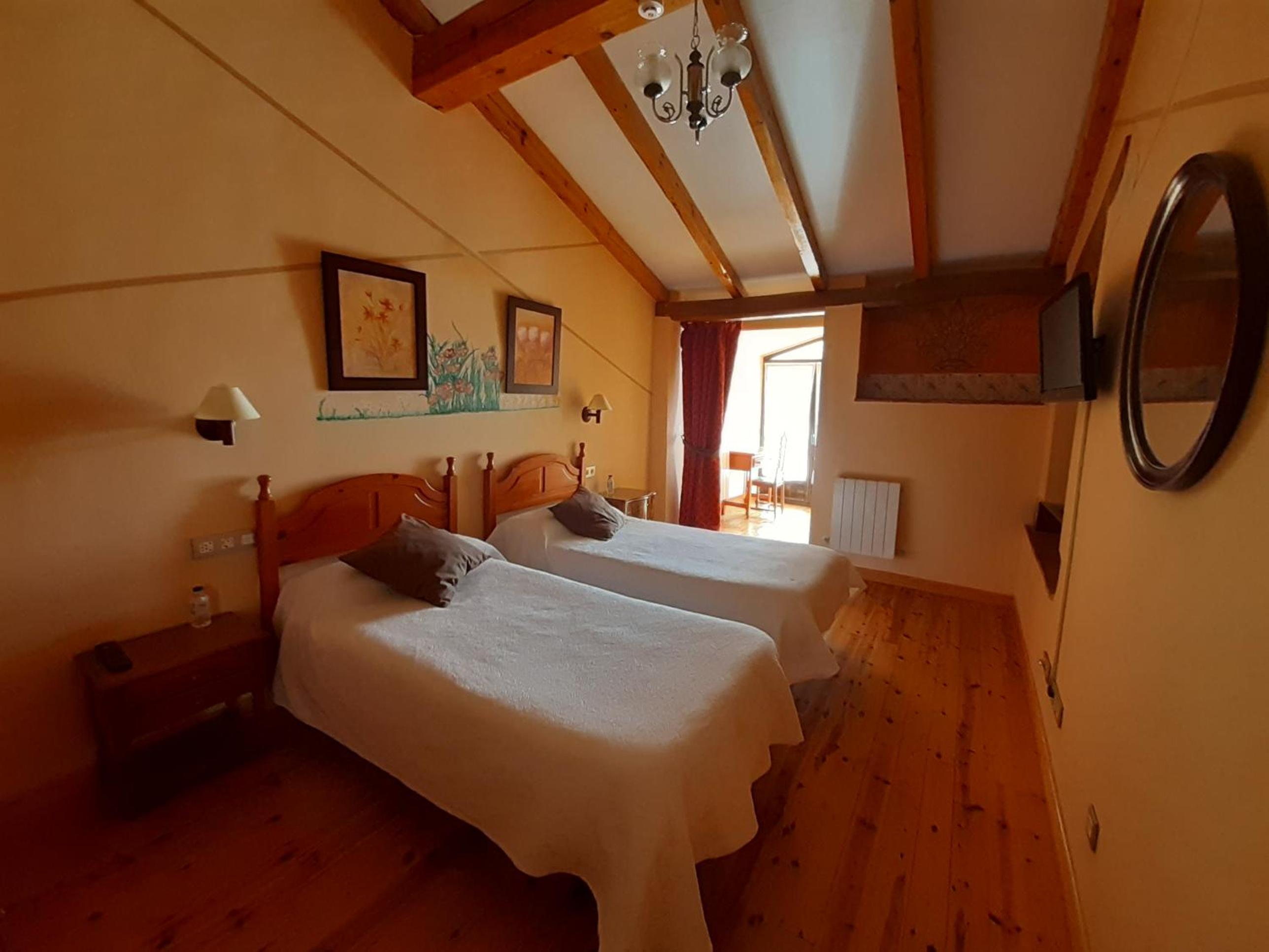 Double or Twin Room - Photo 6