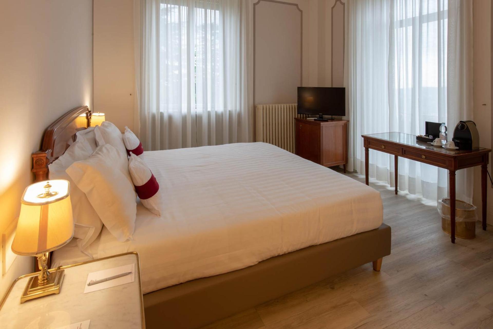 Double Room with Lake View - Photo 18