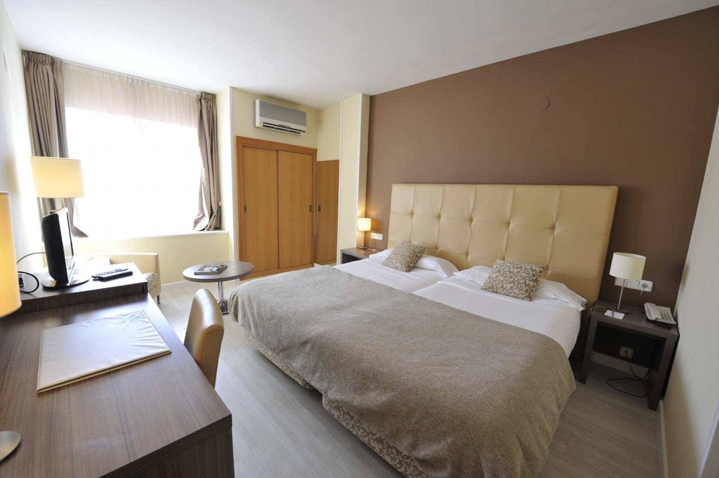 Double or Twin Room - Photo 4