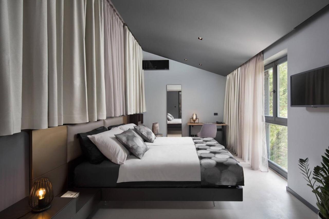 Deluxe King Suite - Photo 8