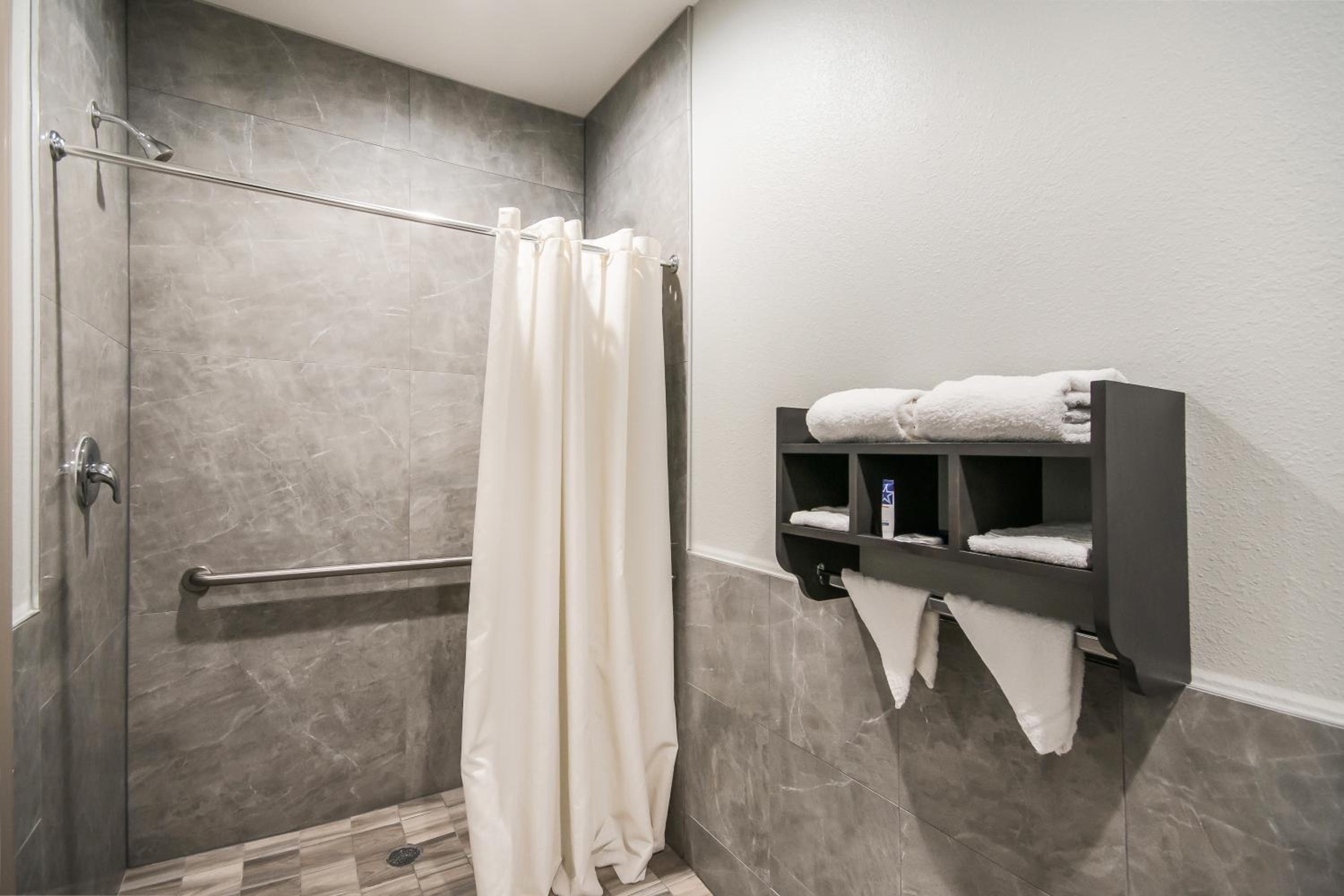 King Bed Suite with Kitchenette - Photo 3