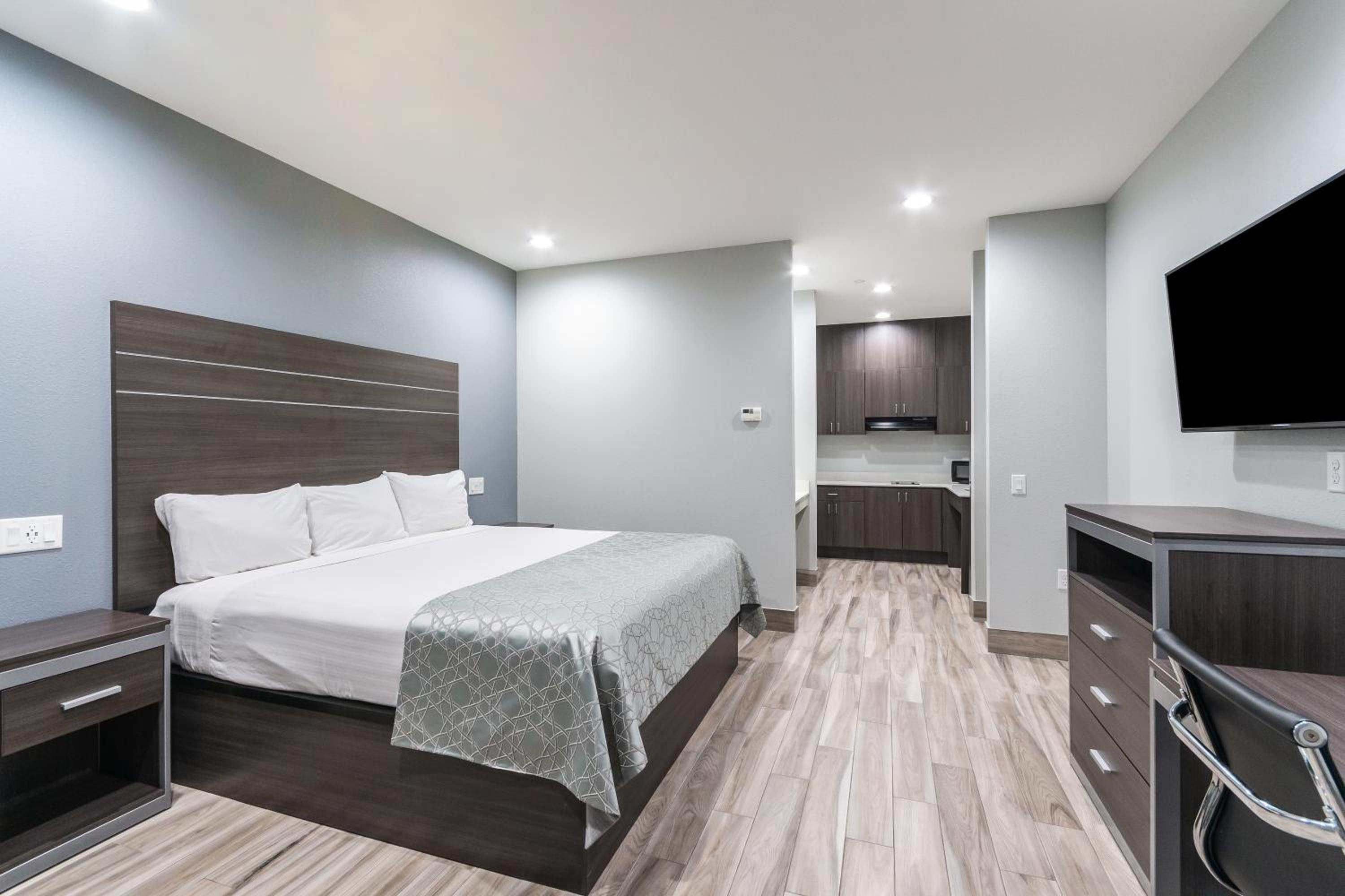 King Bed Suite with Kitchenette - Photo 1