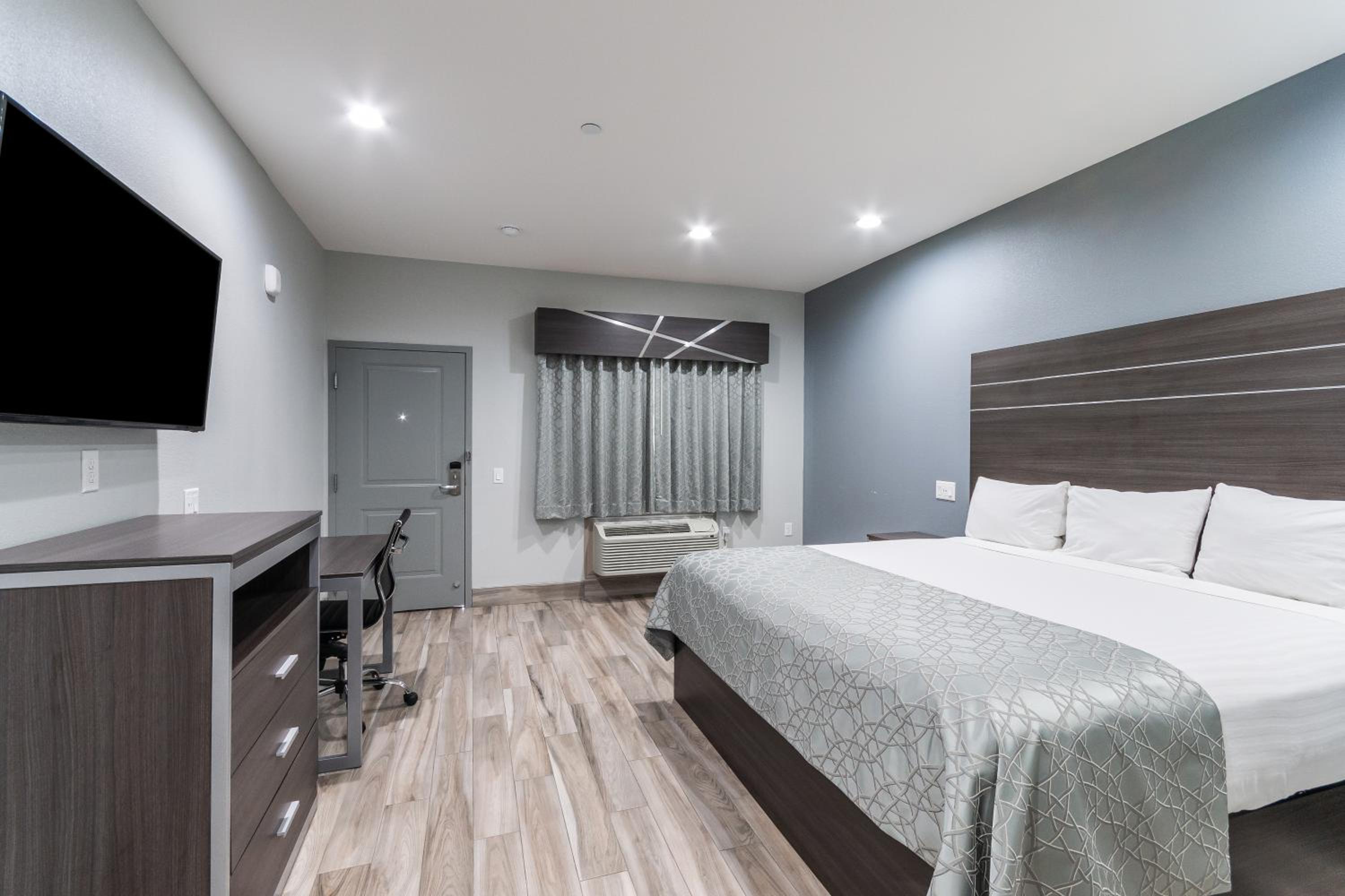 King Bed - Photo 1