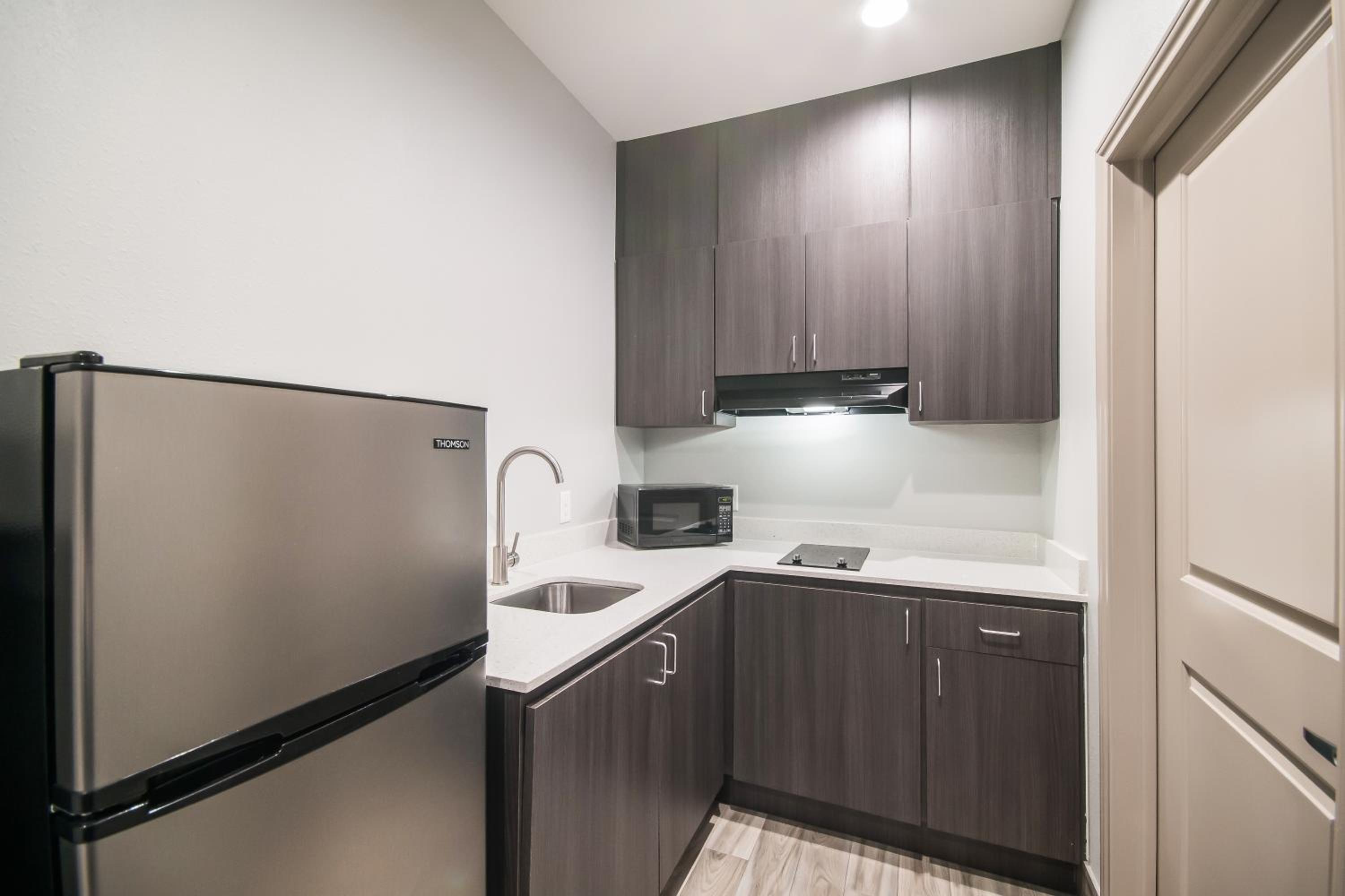2 Queen Beds Suite Kitchen - Photo 2