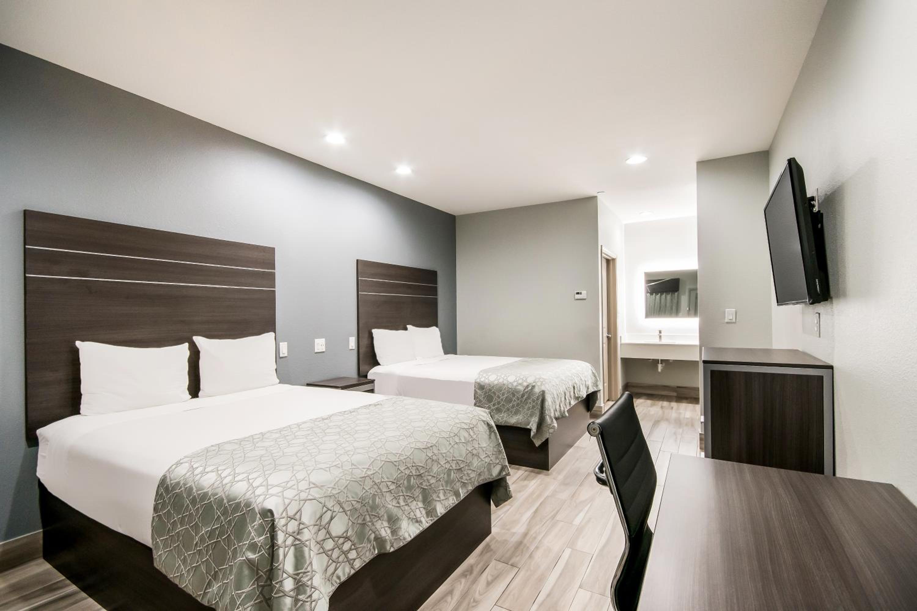 2 Queen Beds  - Photo 2