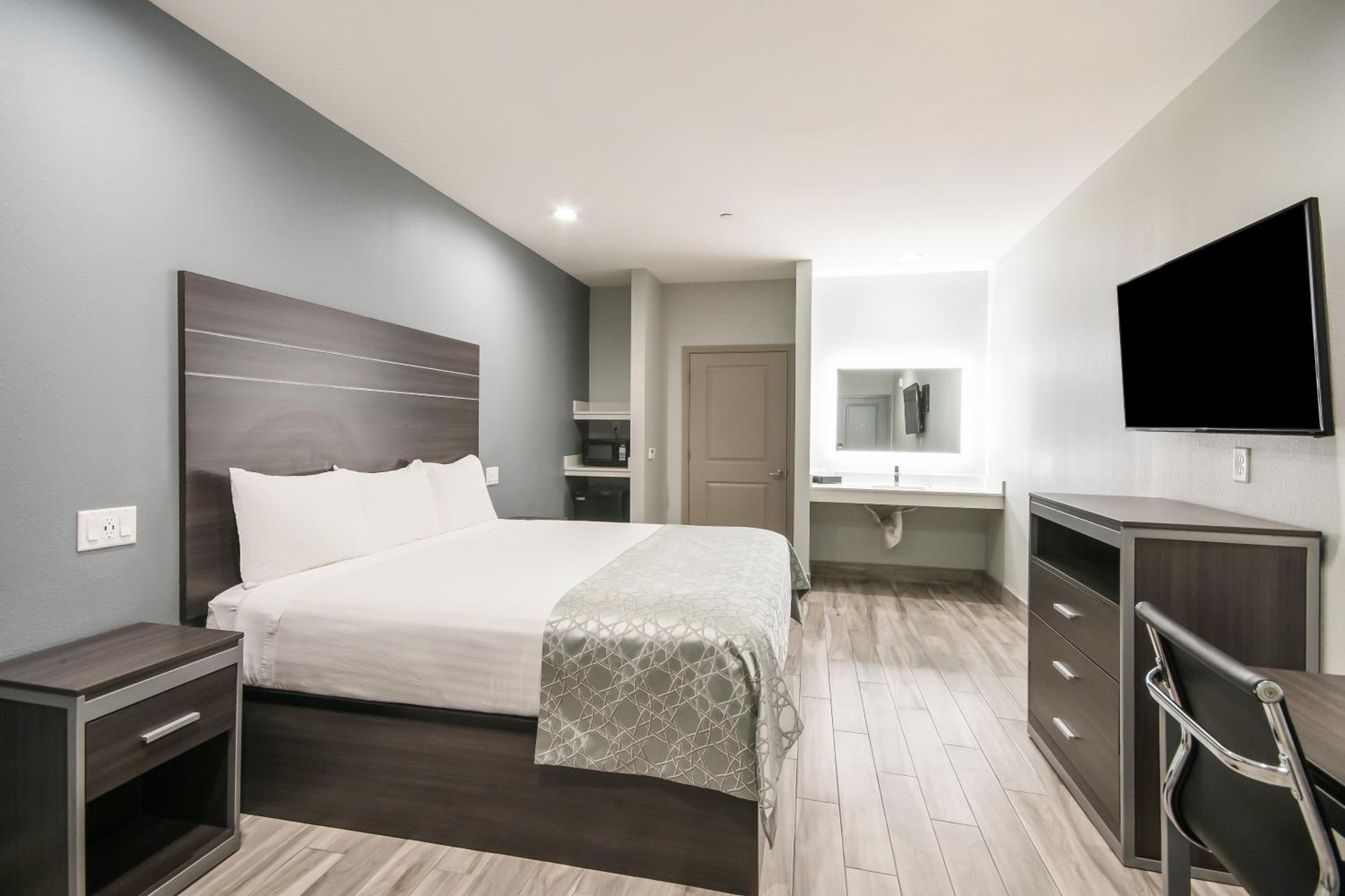 King Bed - Photo 3