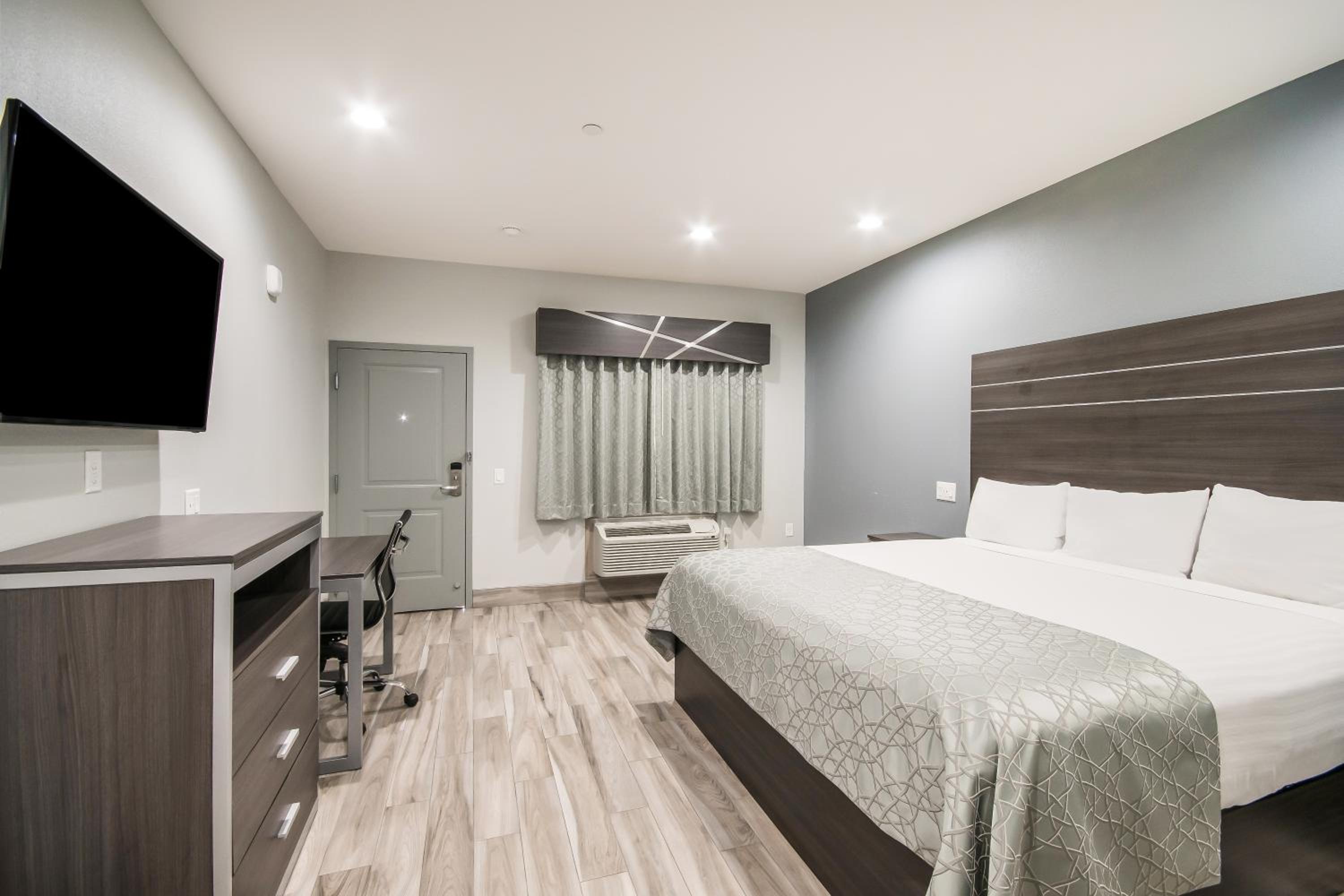 King Bed - Photo 2