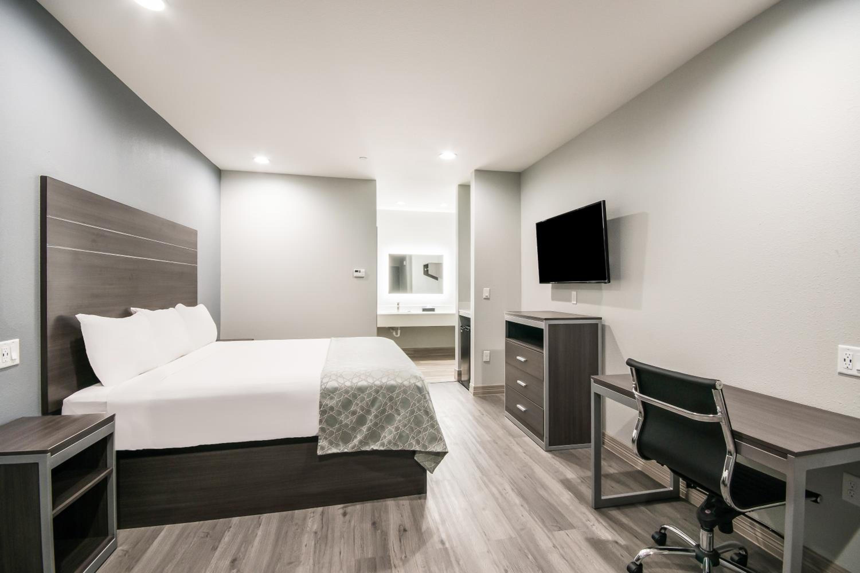 King Bed - Photo 5