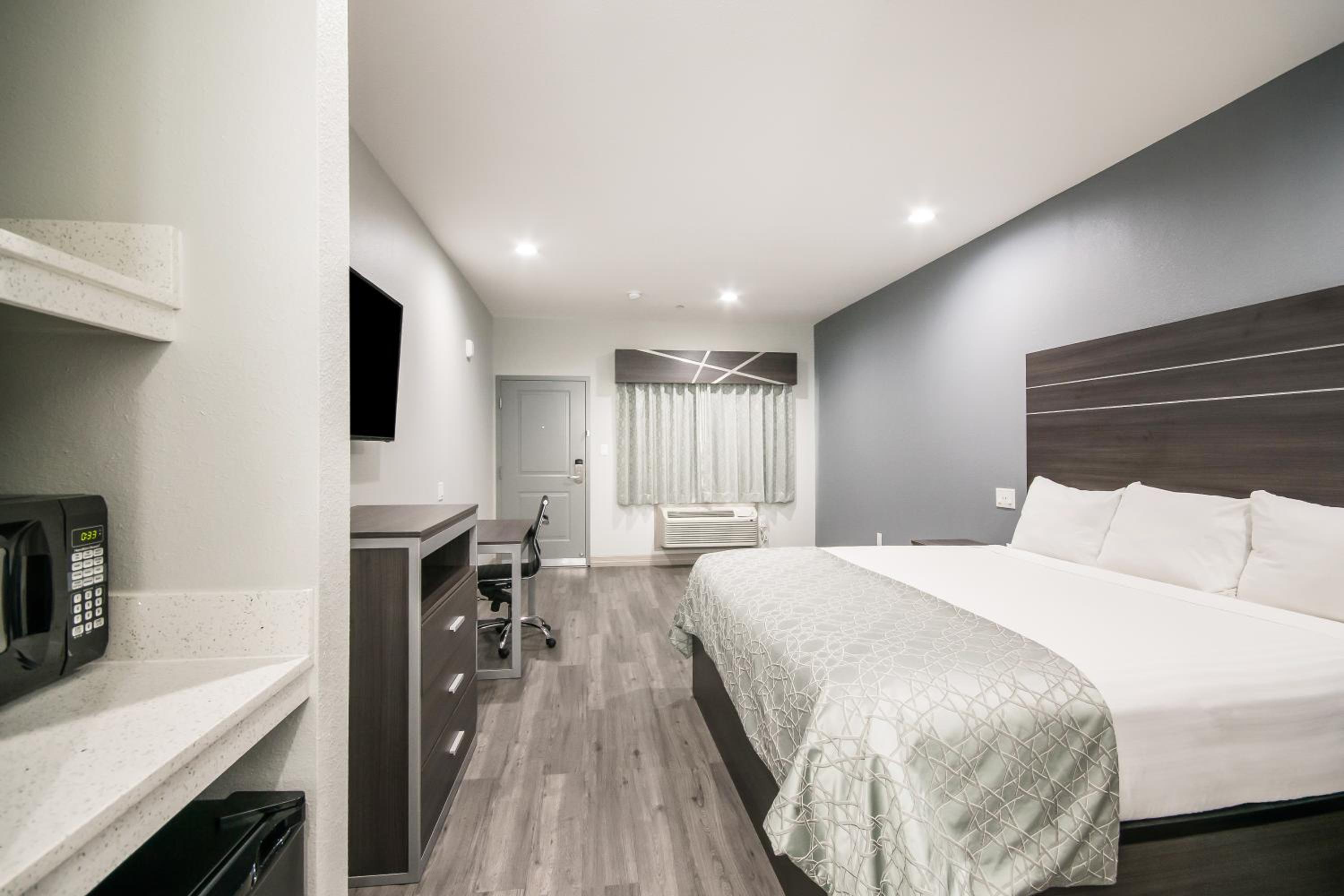 King Bed - Photo 7