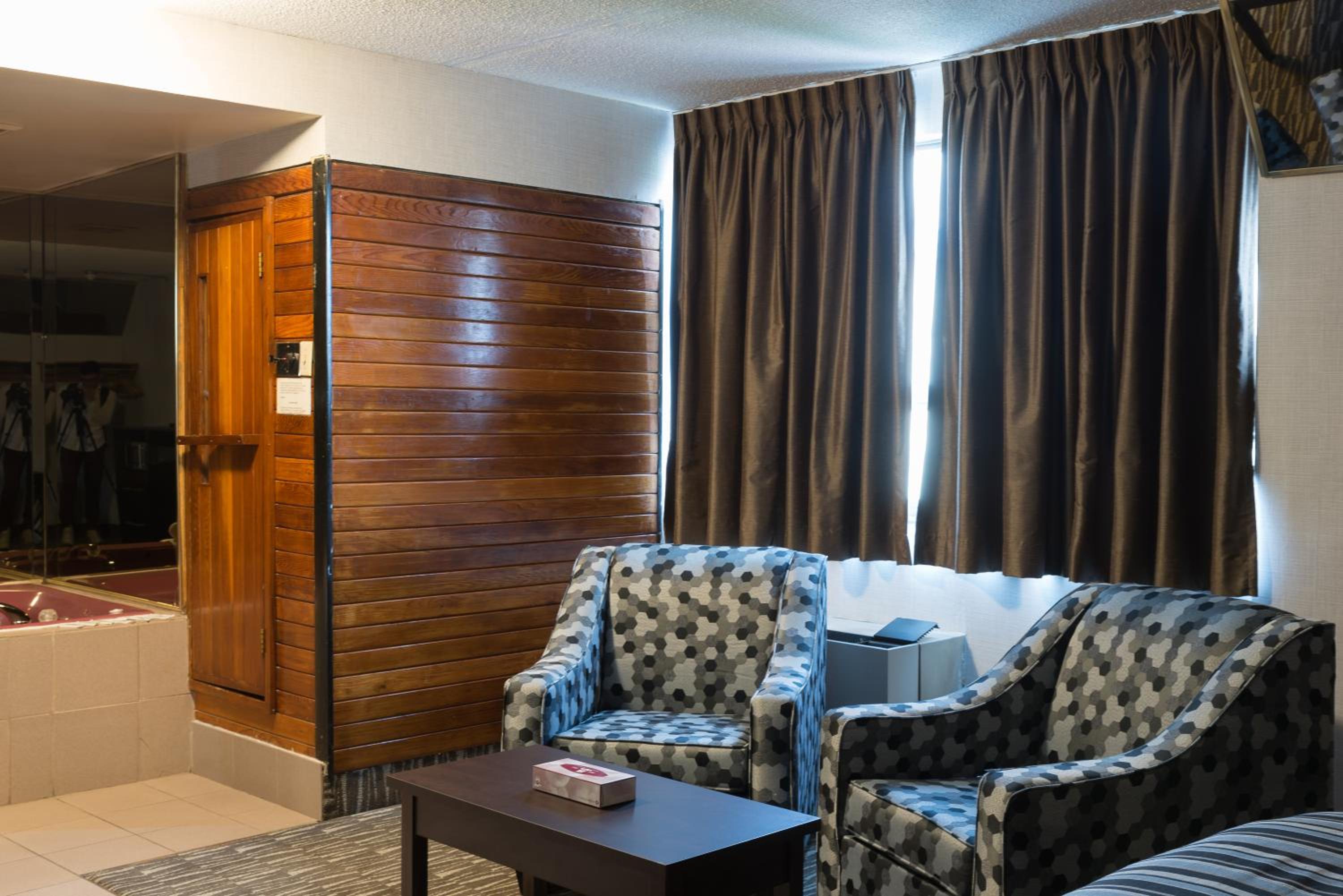 Deluxe Inn — photo 33