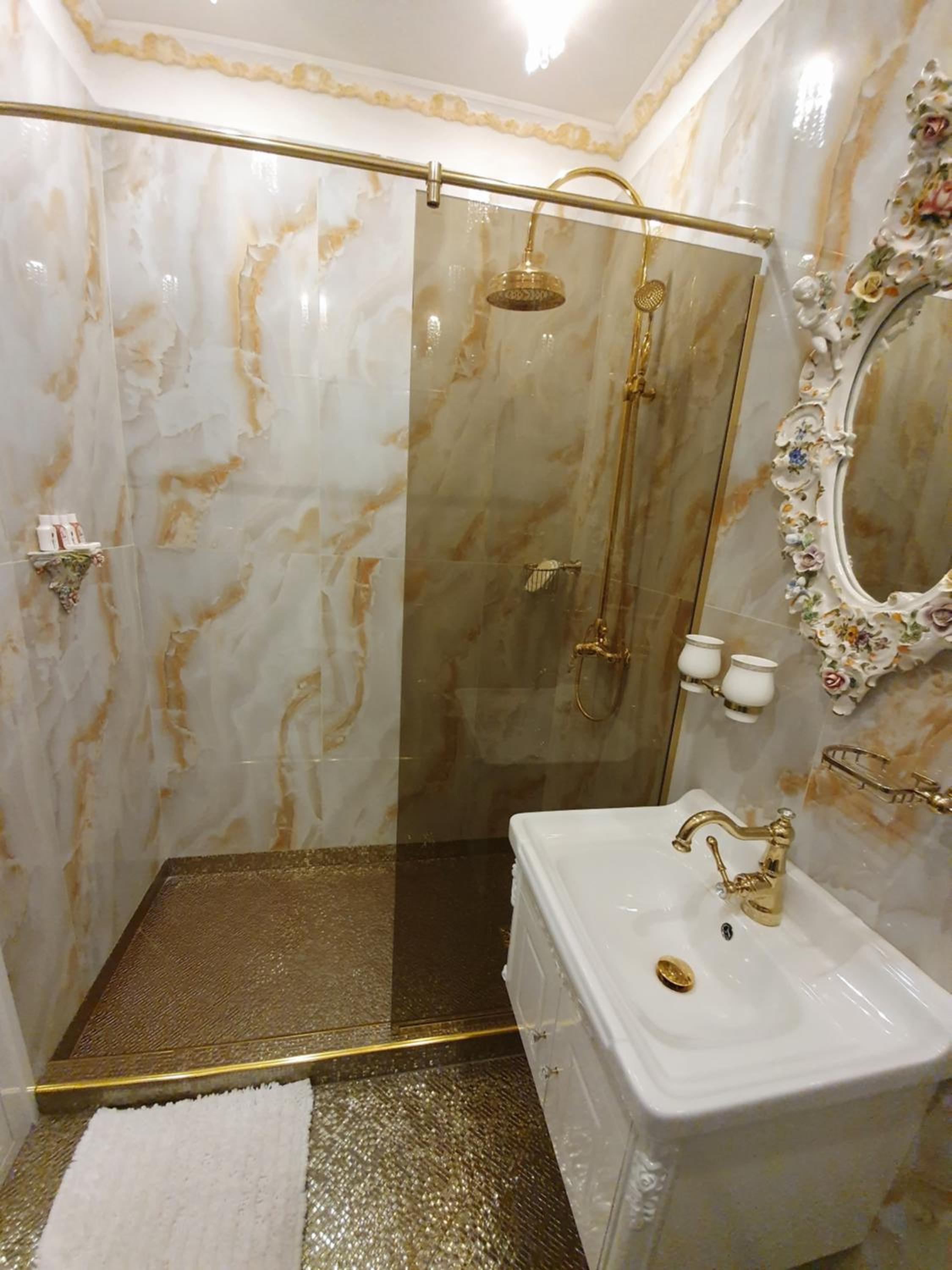 Deluxe Double Room with Balcony - Photo 4