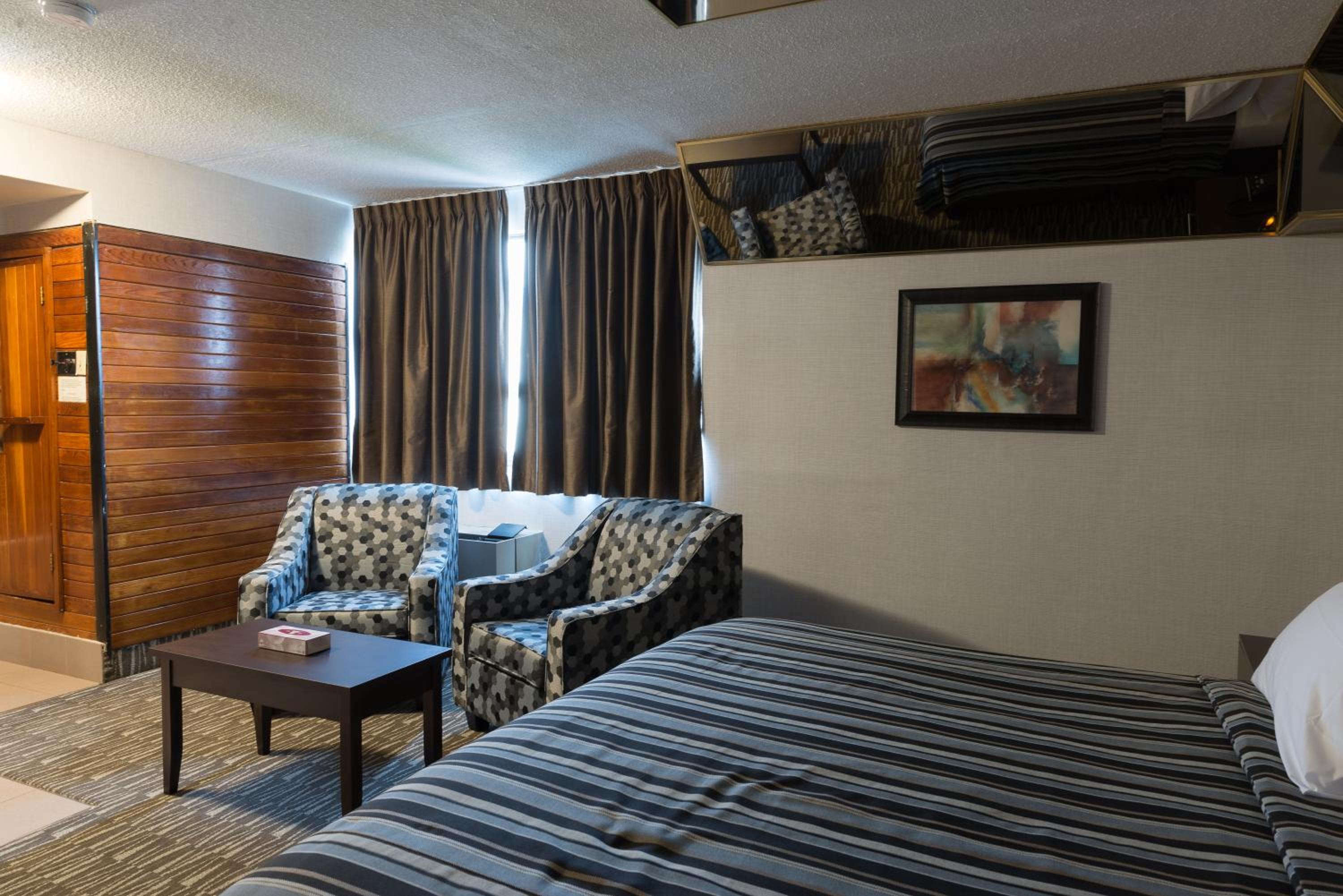 Deluxe Inn — photo 29