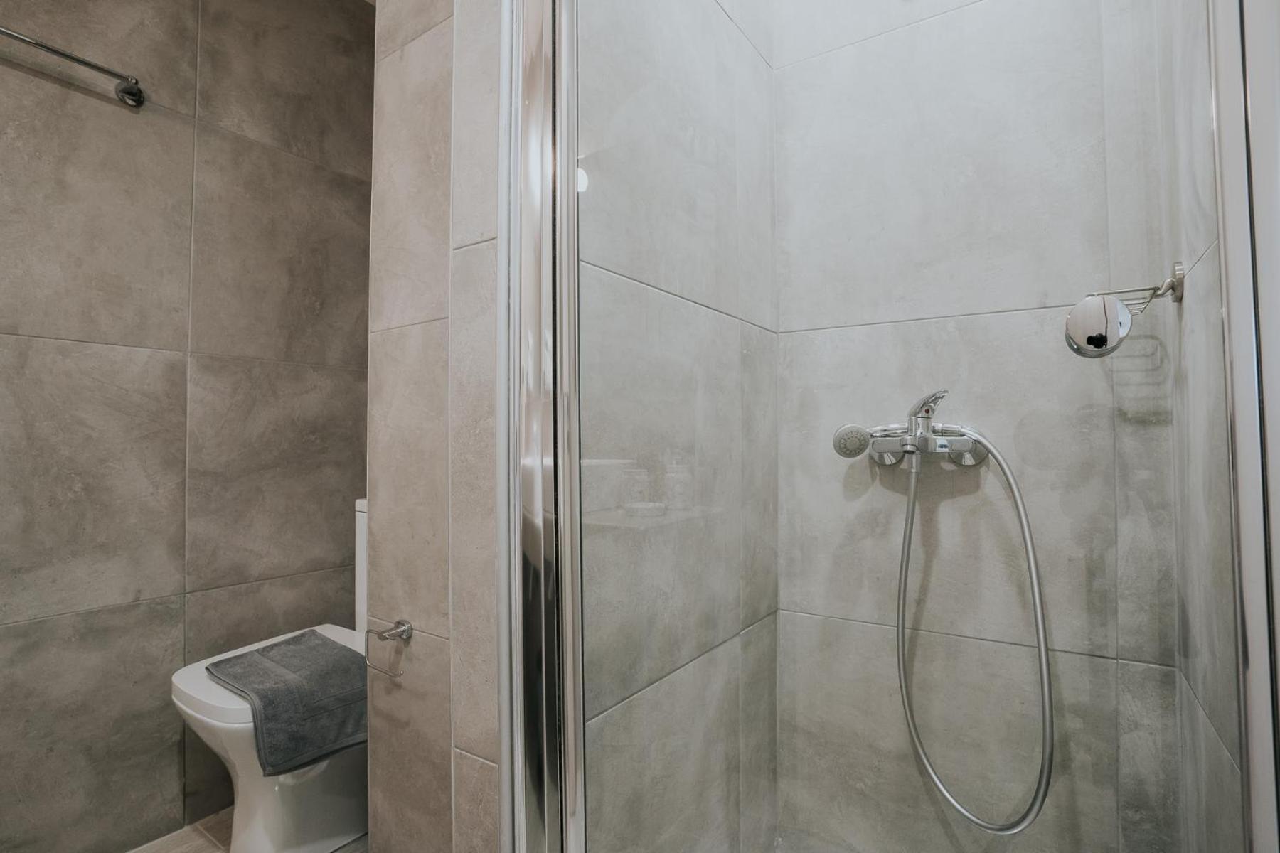 Studio Apartment - Photo 29