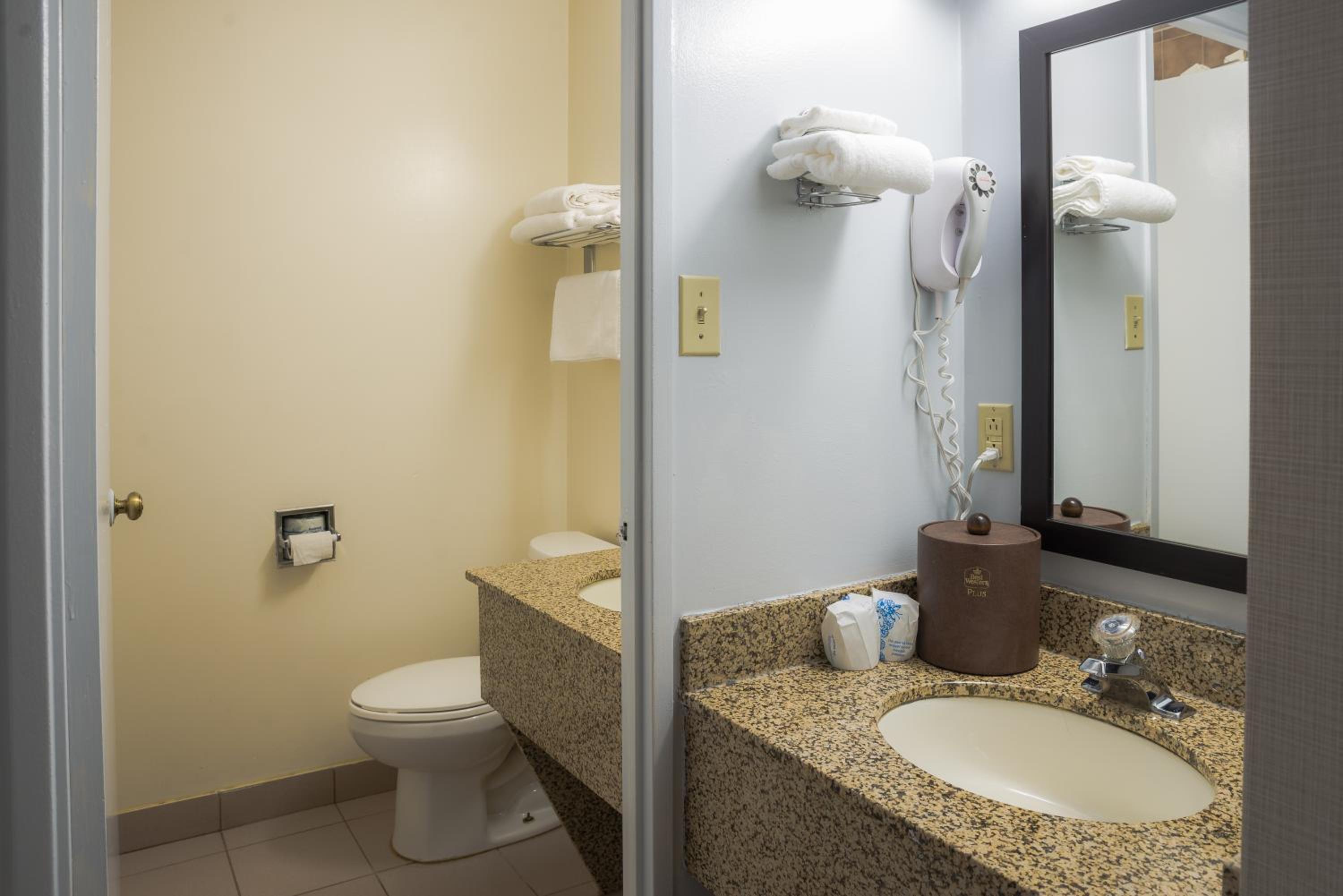 Queen Suite with Spa Bath photo 3