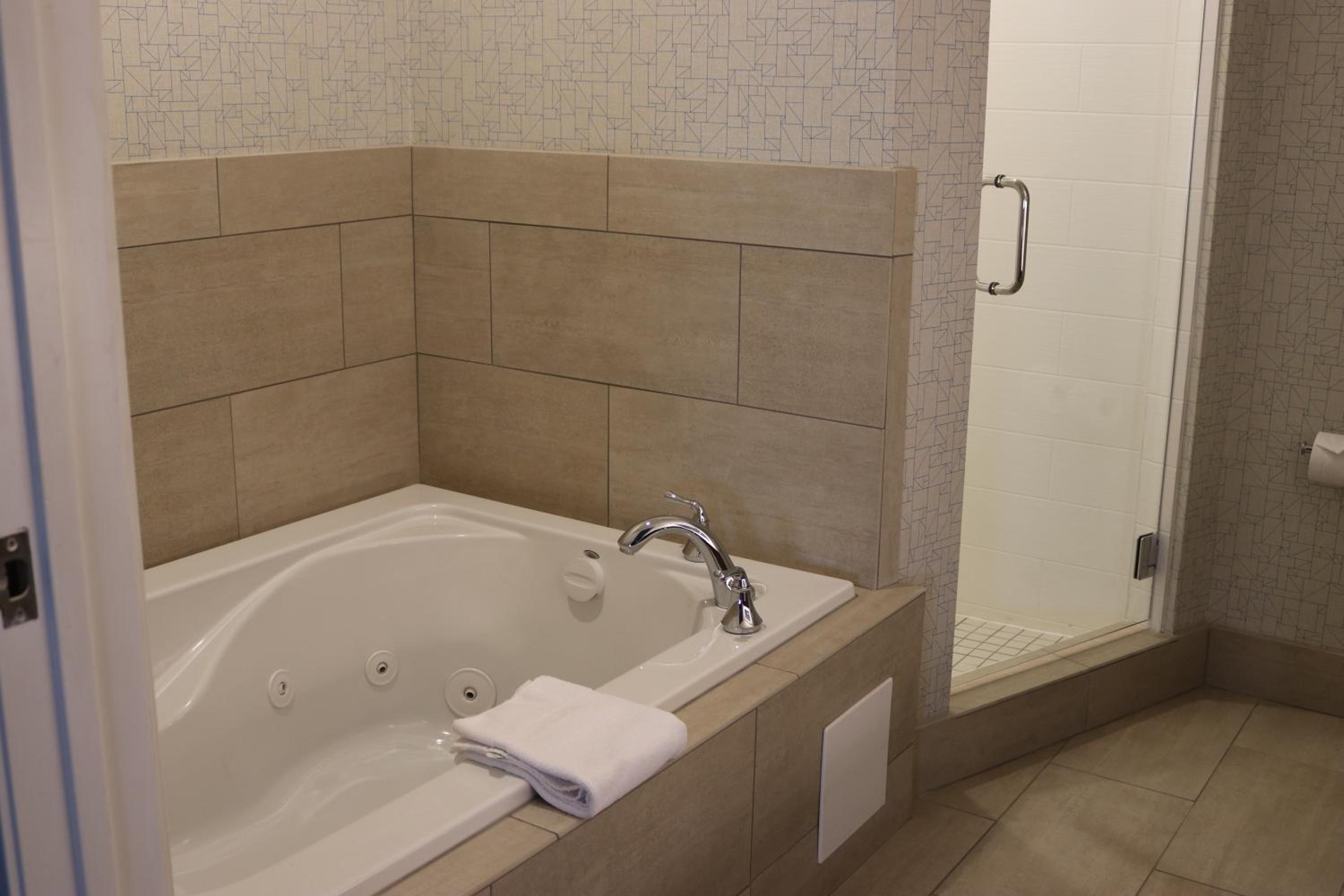 One-Bedroom Queen Suite with Lake View - Photo 5