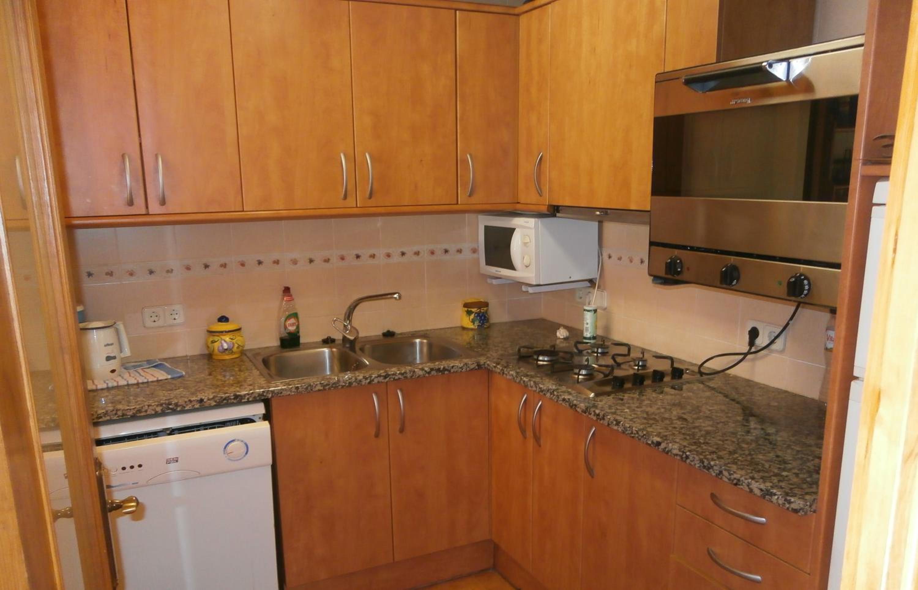 Six-Bedroom House photo 3