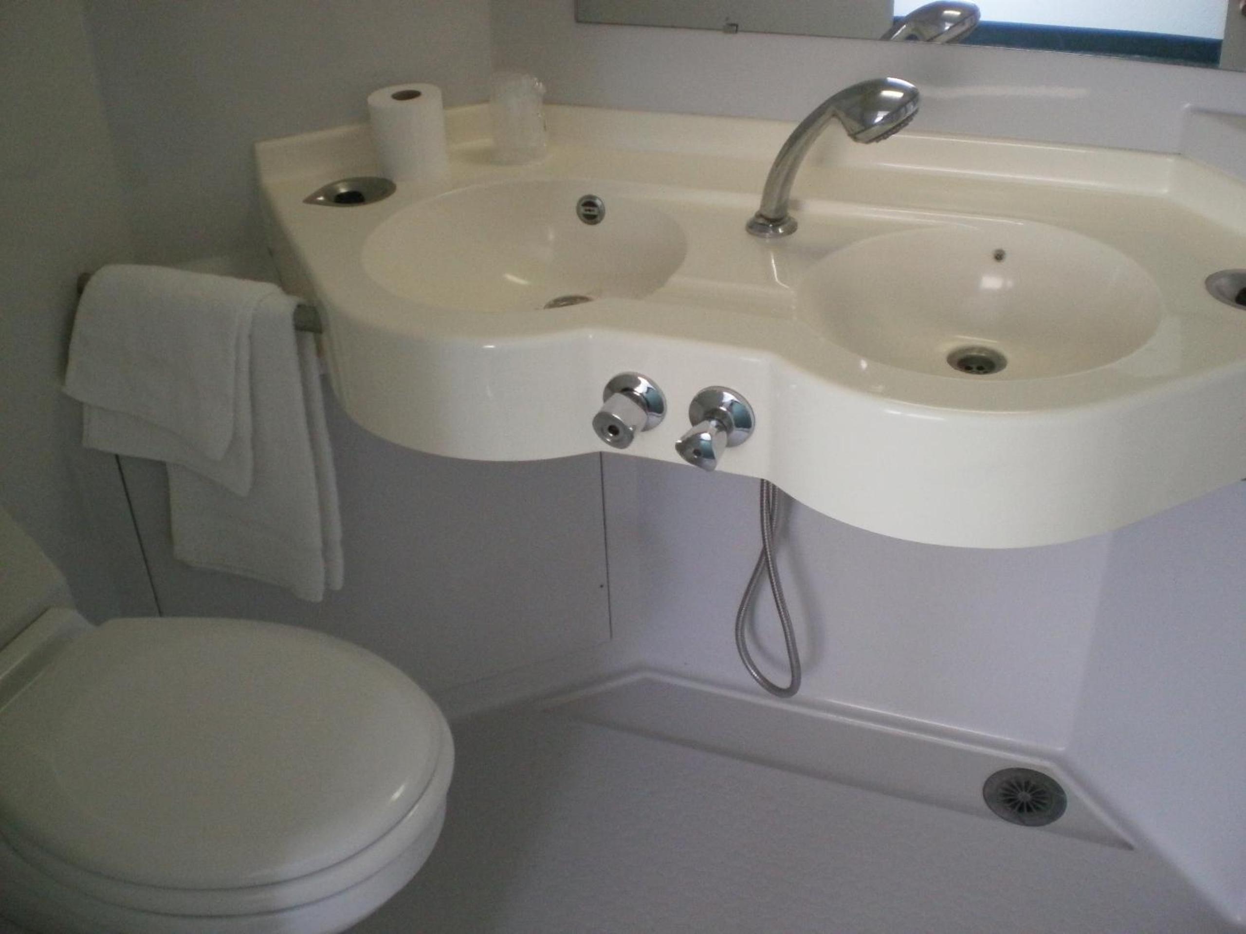 Twin Room - Photo 2
