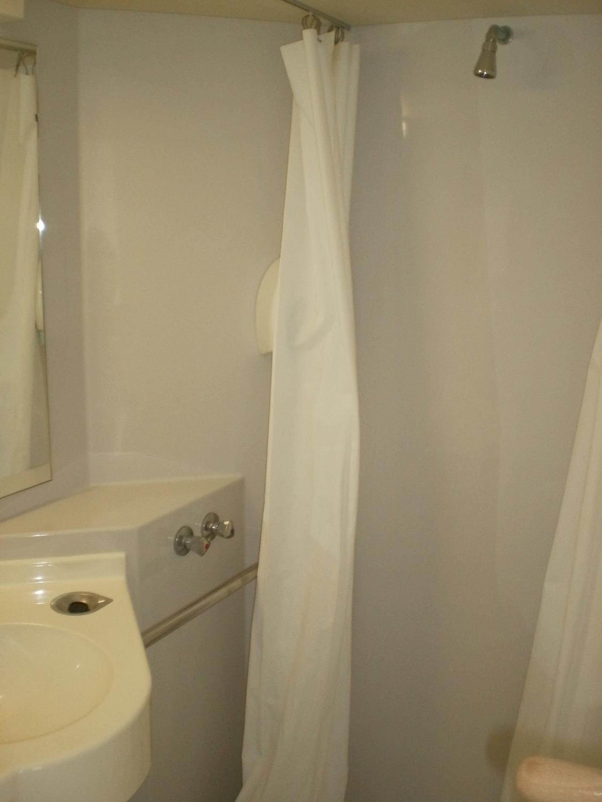 Twin Room - Photo 3