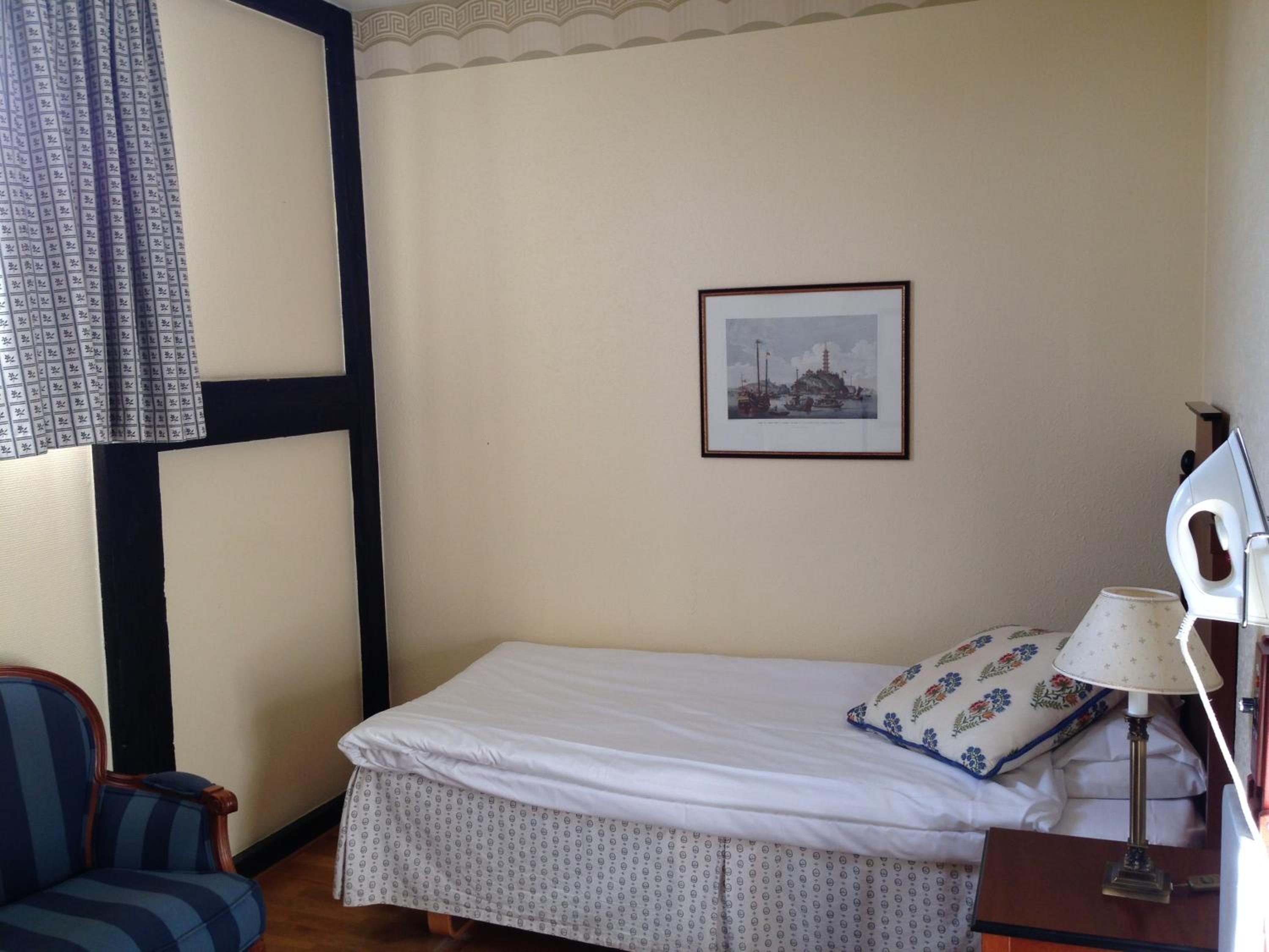 Standard Single Room thumbnail 5