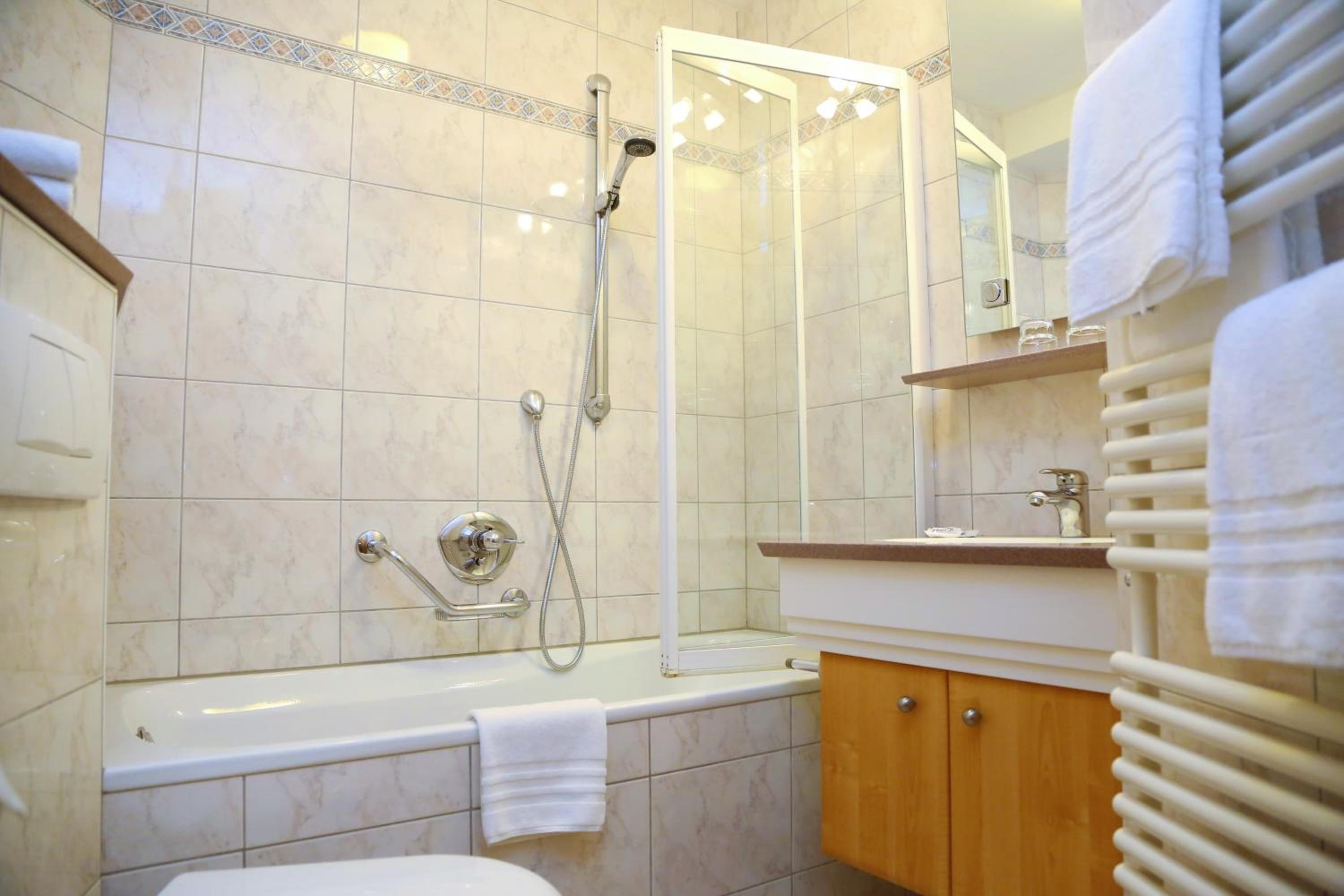 Superior Double Room with Lake View - Photo 2