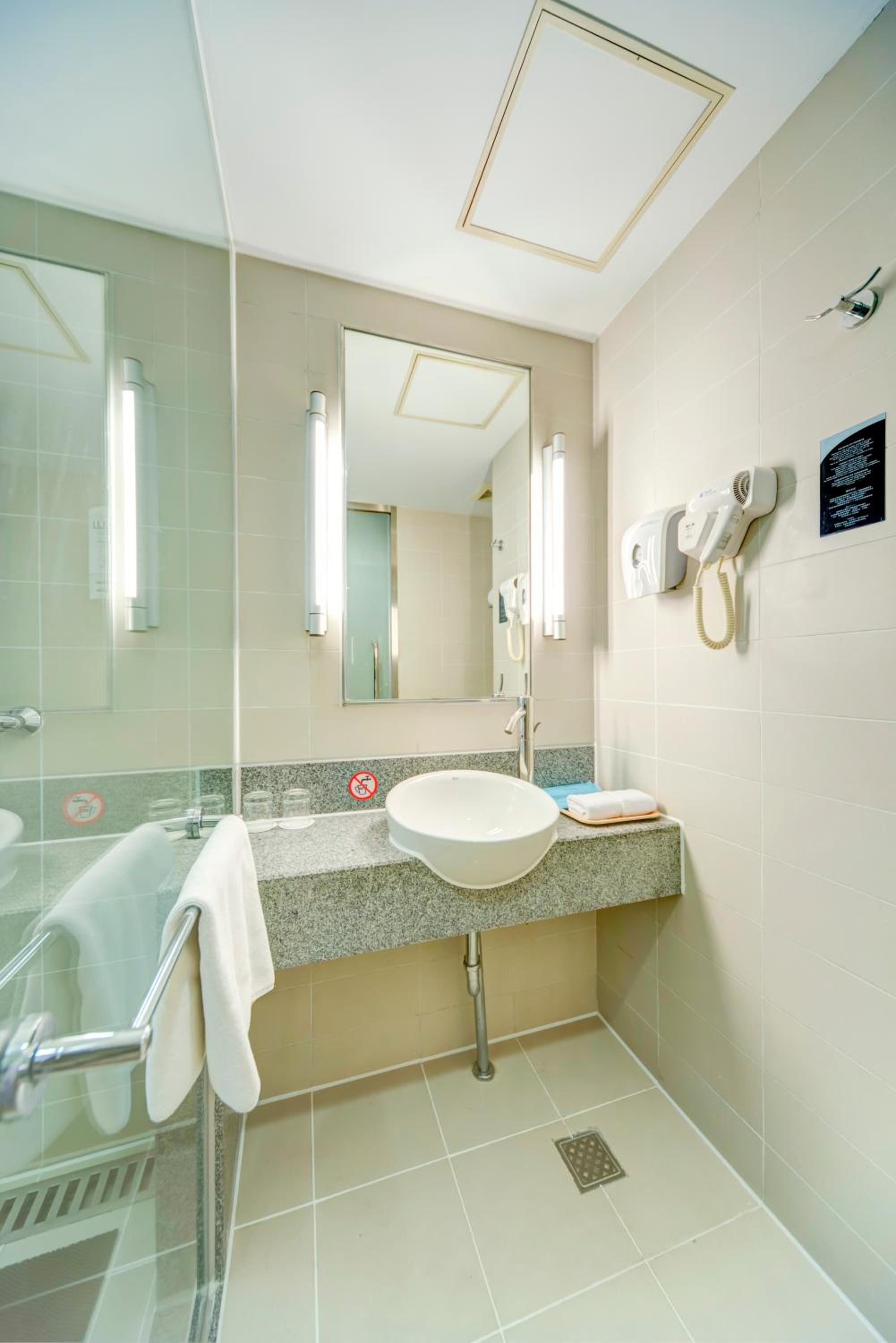 Standard Twin Room with Air Purifier - Photo 2