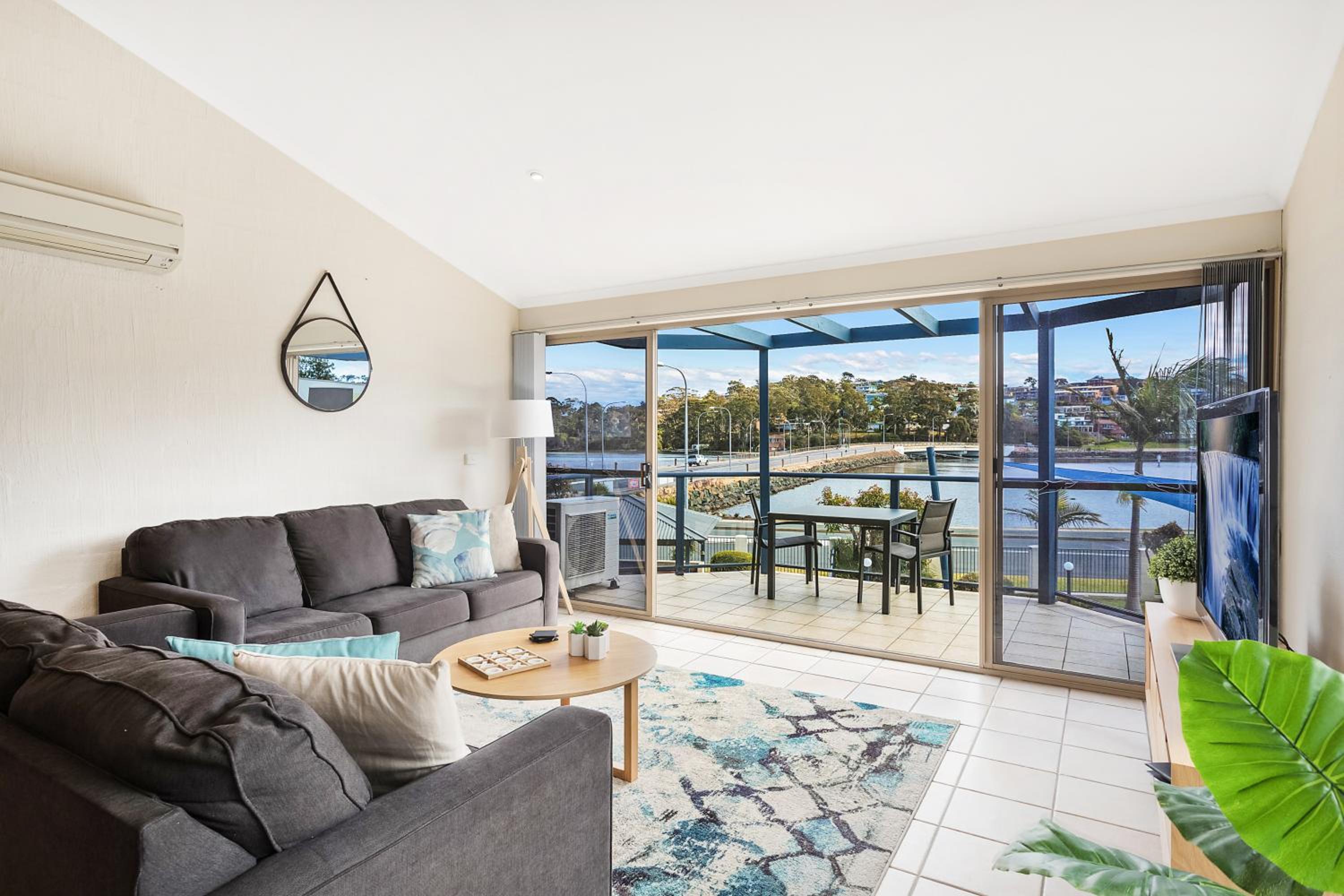 Three-Bedroom Apartment with Lake View photo 2