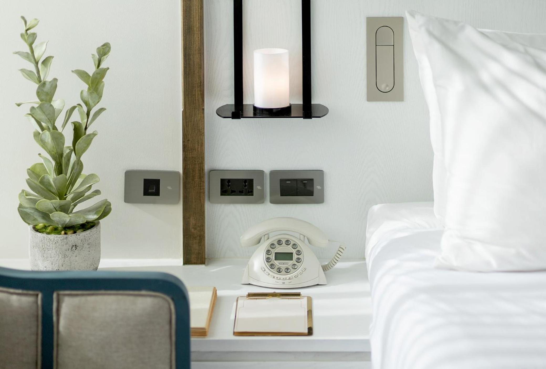 Serene White Double Room (24 Hours Room Use) - Photo 4