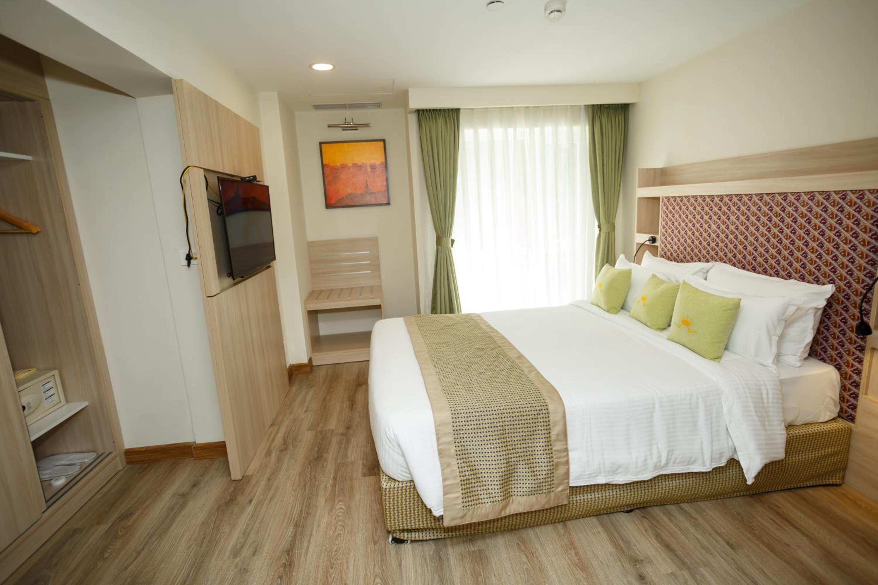 3 Bedroom Apartment with Bathtub, Balcony & Pool View - Photo 14