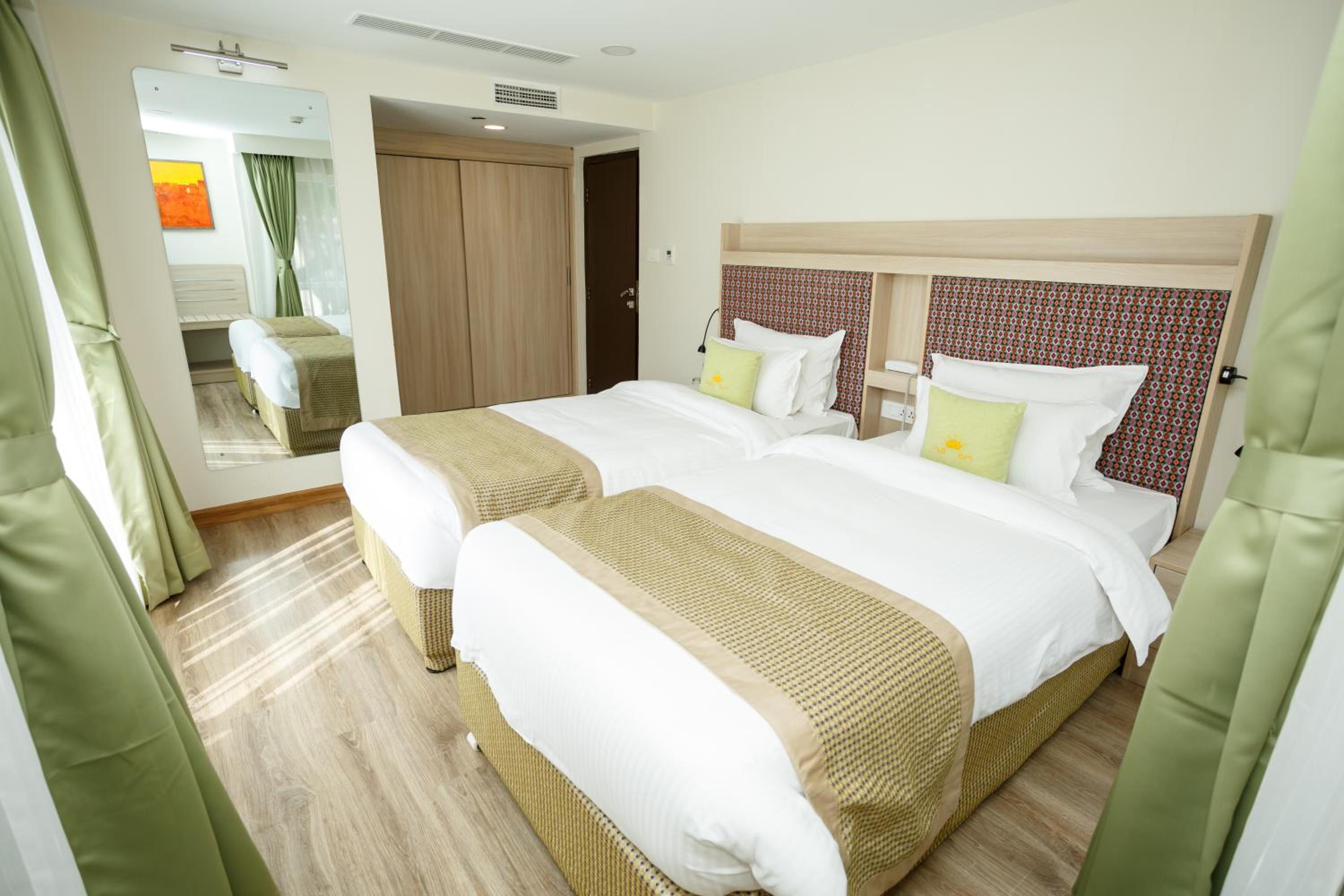 3 Bedroom Apartment with Bathtub, Balcony & Pool View - Photo 13