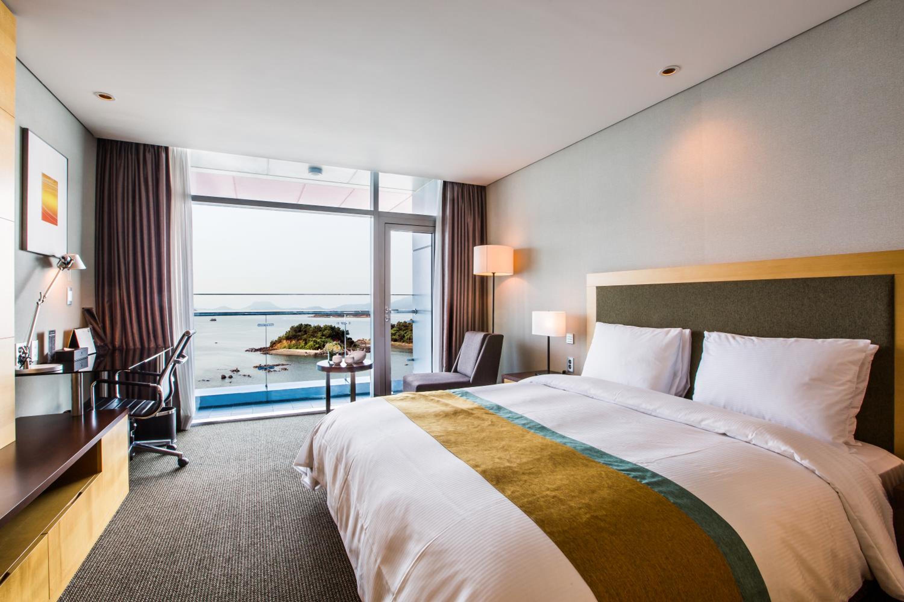 Deluxe Double Room with Sea View (Carpet/Ondol)