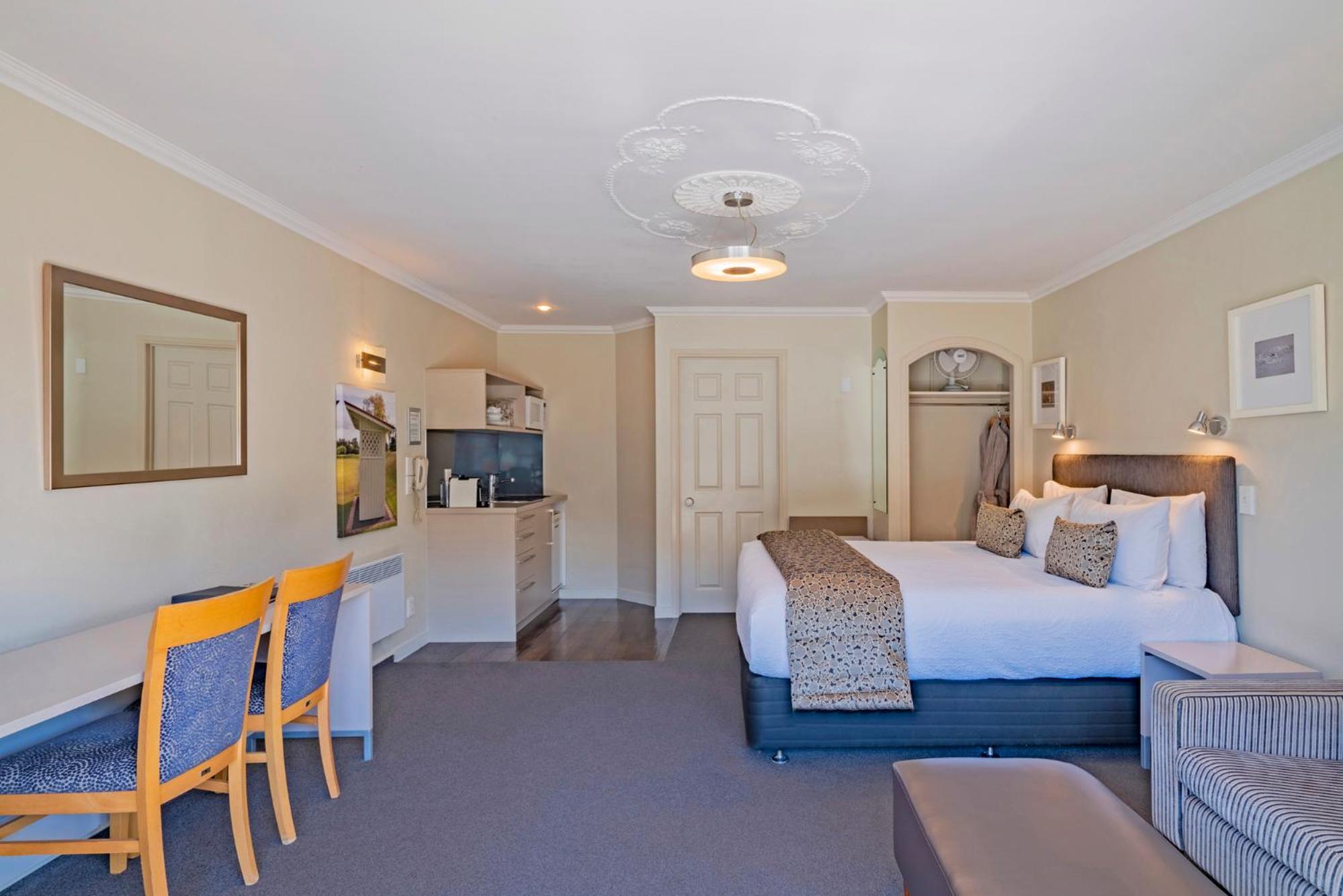 Executive Studio with Spa Pool - Photo 12